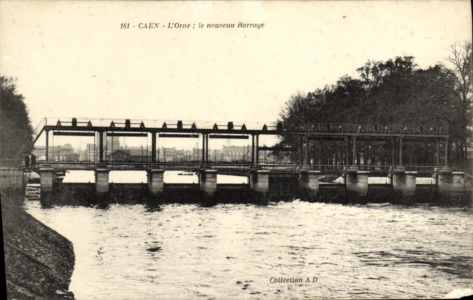 VINTAGE POSTCARD Caen the nouvea stopping