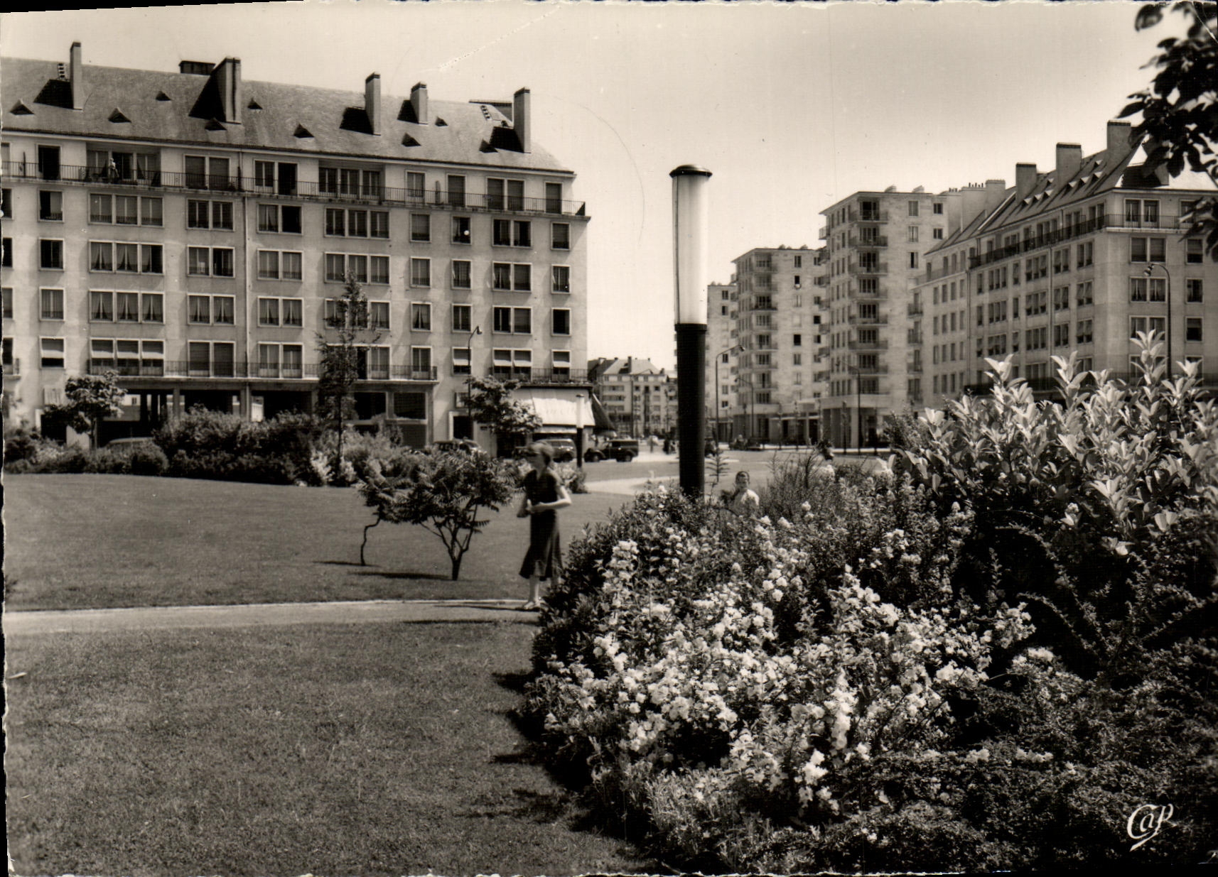 POSTAL MODERNA Caen L avenida del 6 de junio desde el jardin público