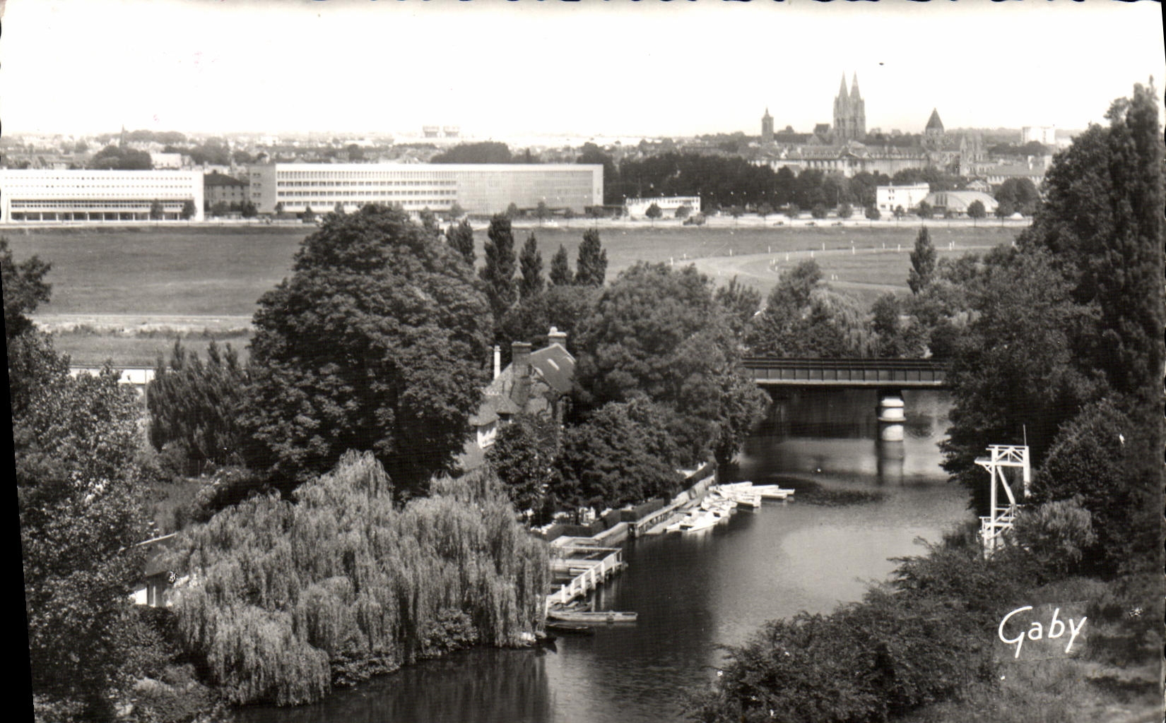 POSTAL MODERNA D vista Caen junto el rio y la universidad