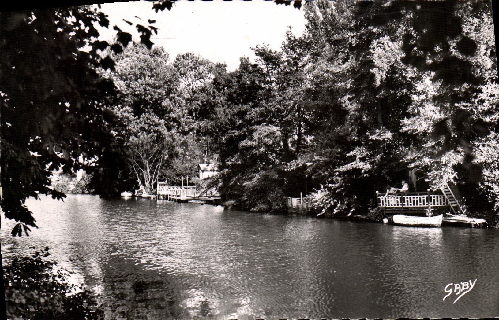 POSTAL MODERNA Caen que los bancos de L adornan