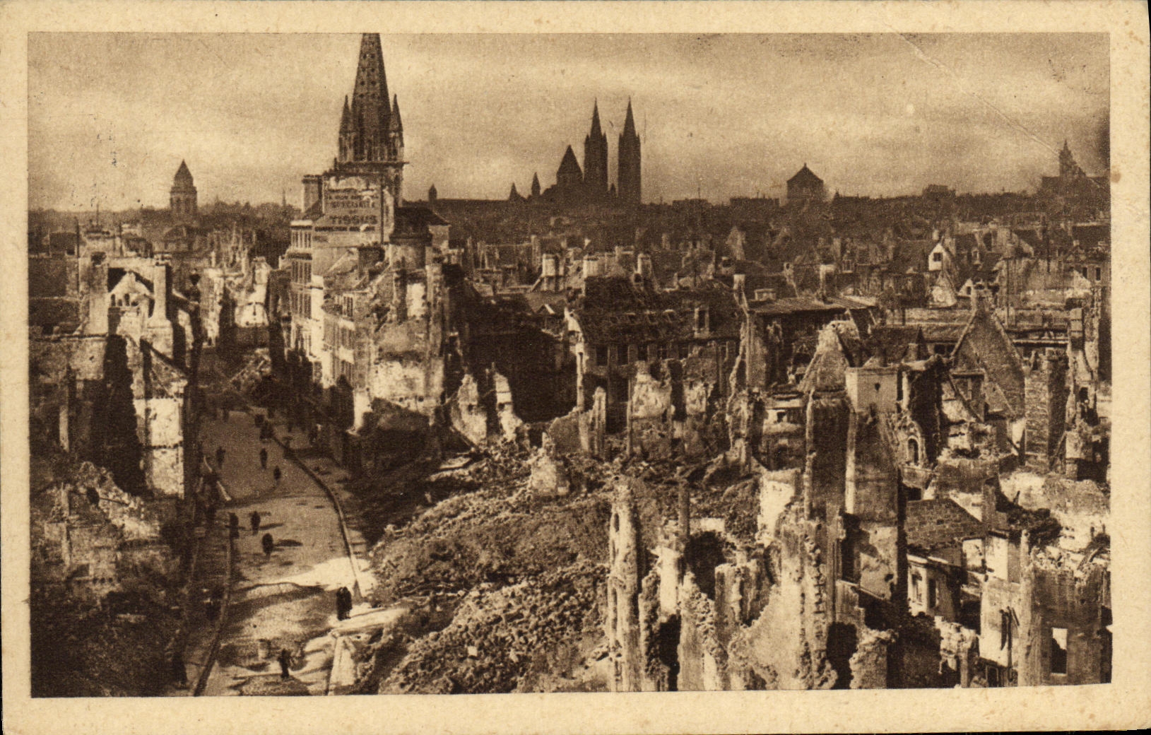 Opinion de Caen de la POSTAL de la VENDIMIA hacia el Saint Pierre de Militaria de la calle