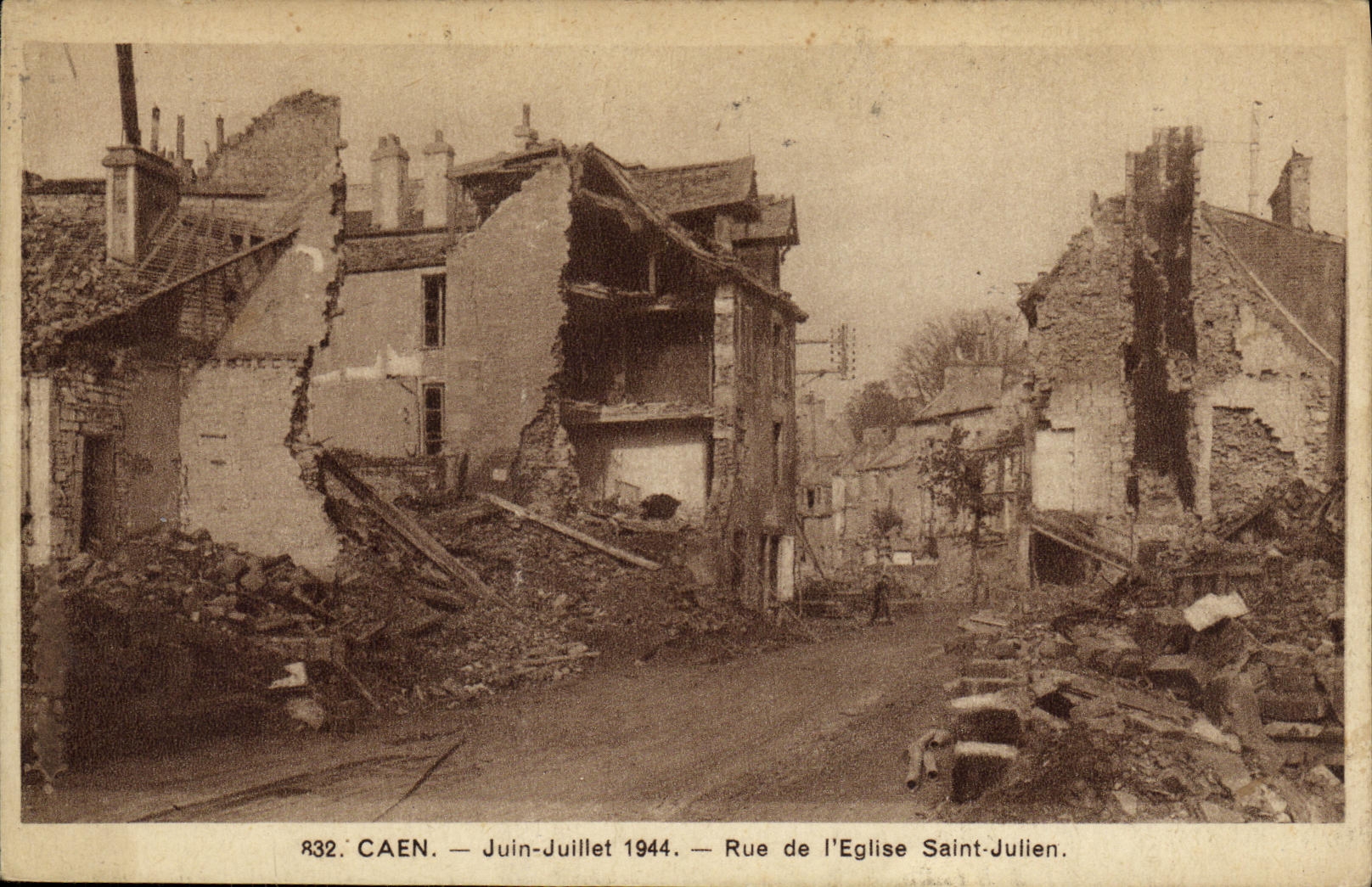 Calle julio de Caen junio de la POSTAL de la VENDIMIA de L iglesia Saint Julien Militaria
