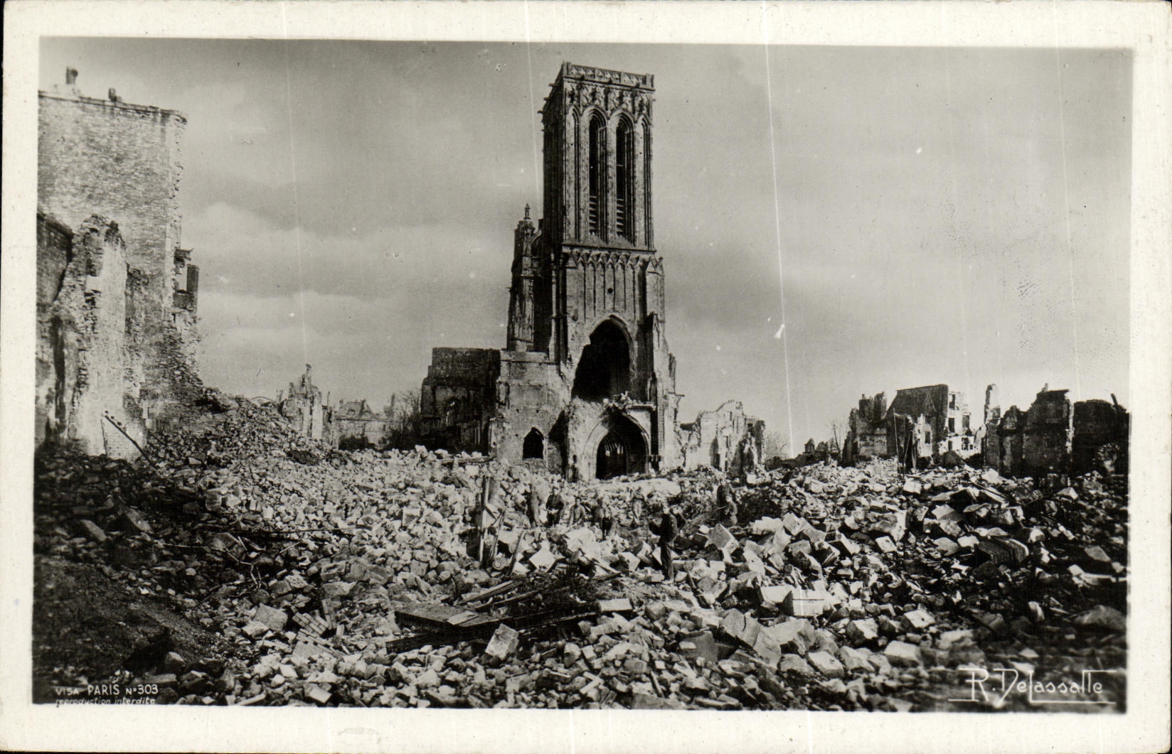 POSTAL Caen junio julio L iglesia Jean santo y su torre de la VENDIMIA que se inclina en un desierto de las ruinas de Militaria