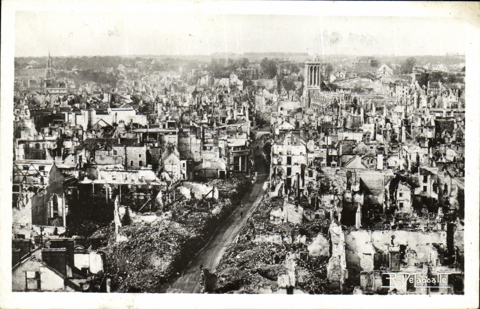 Calle santa Jean de Caen junio julio de la POSTAL de la VENDIMIA hacia el Saint Pierre de Militaria del lugar