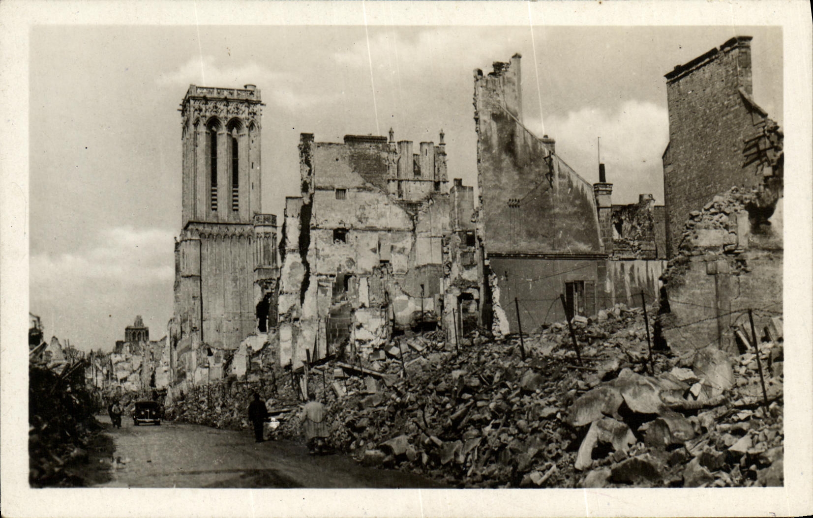 VENDIMIA POSTAL Caen junio Saint Pierre de Militaria de la calle y de la iglesia de julio de 1944