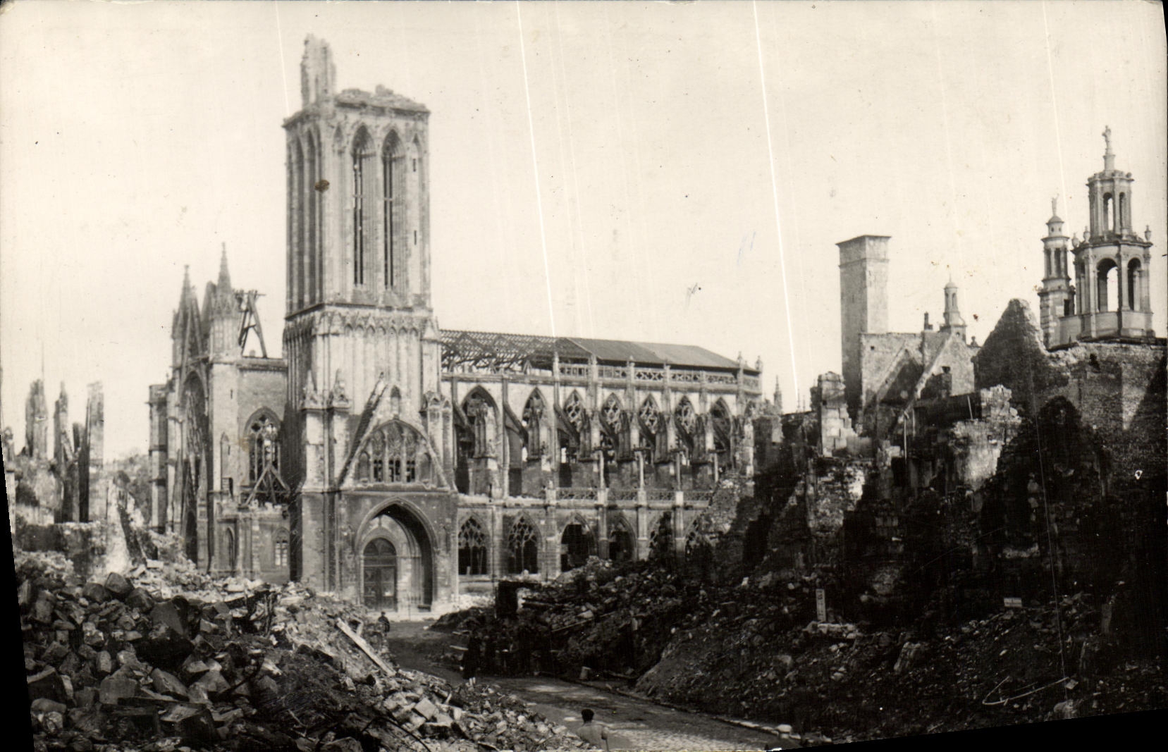 Calle de Caen de la POSTAL de la VENDIMIA y St Pedro Militaria de la iglesia