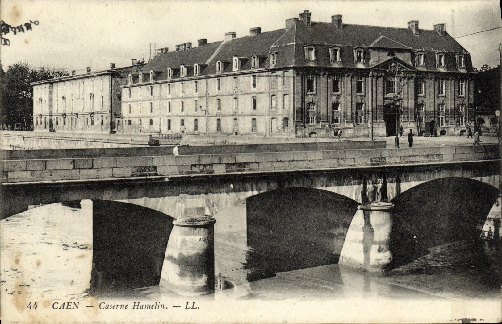 Cuarteles de Caen Hamelin de la POSTAL de la VENDIMIA