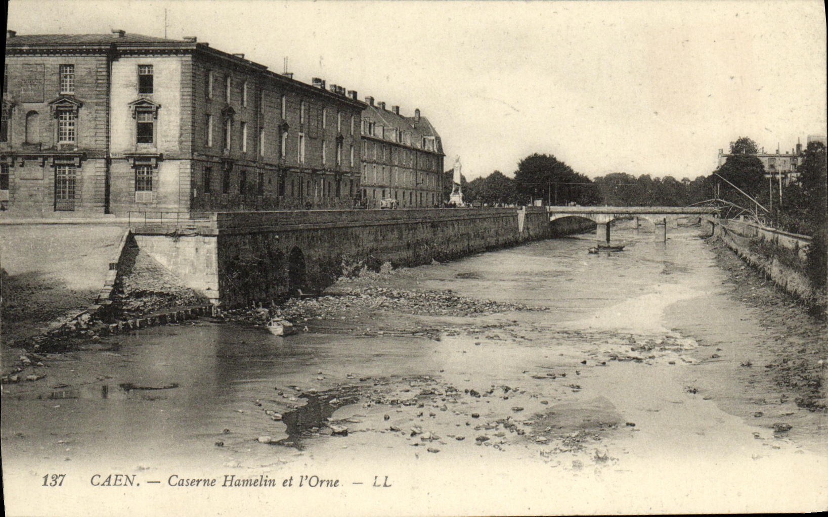 Los cuarteles de Caen Hamelin de la POSTAL de la VENDIMIA y L adornan Militaria