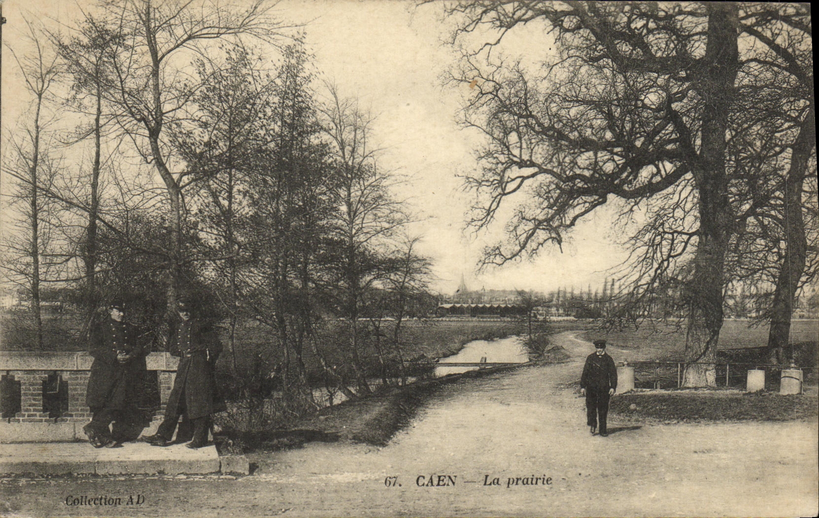 POSTAL Caen de la VENDIMIA los soldados de Militaria del prado