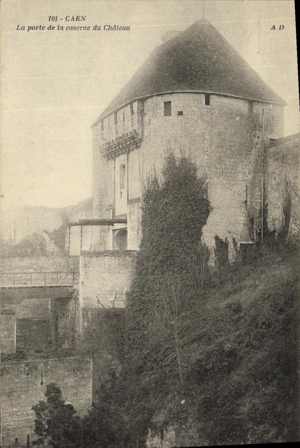 POSTAL Caen de la VENDIMIA la puerta de los cuarteles del castillo