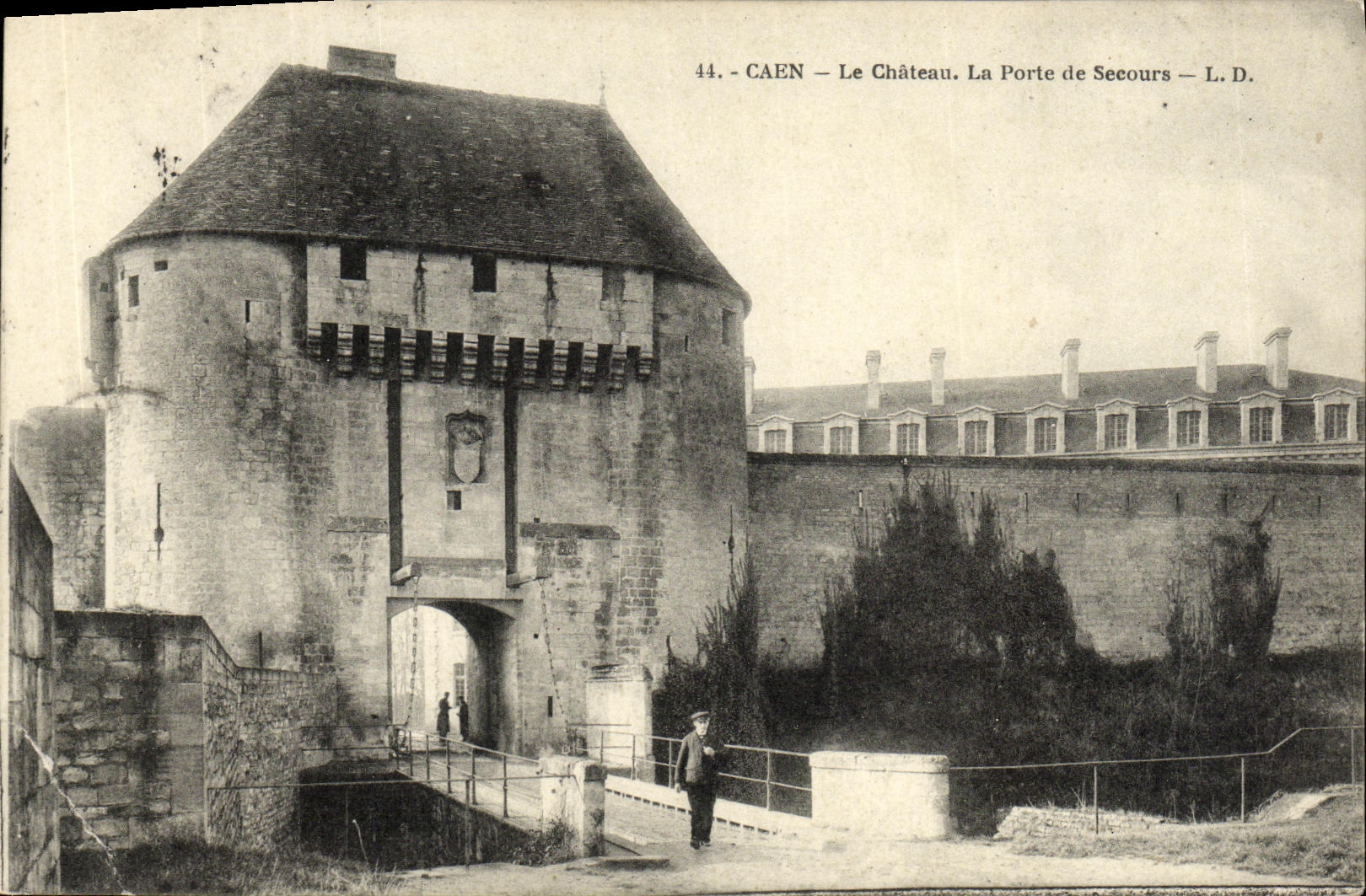 POSTAL Caen de la VENDIMIA el castillo la puerta de la ayuda