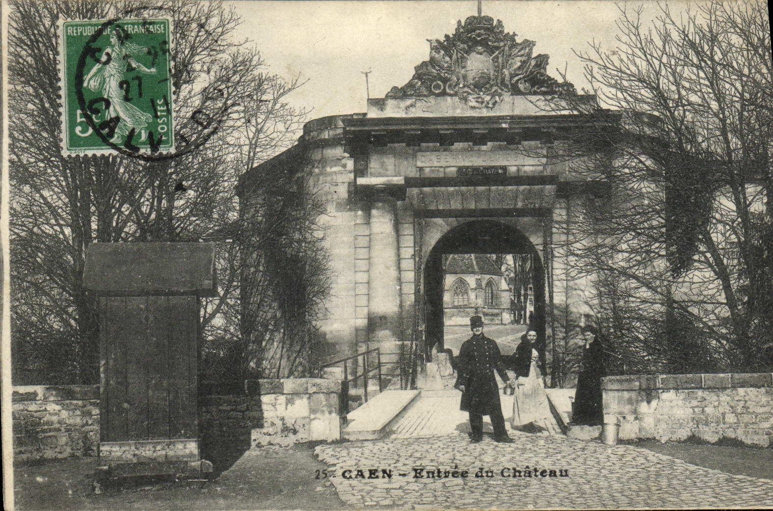 POSTAL Caen de la VENDIMIA entrada de los soldados de Militaria del castillo