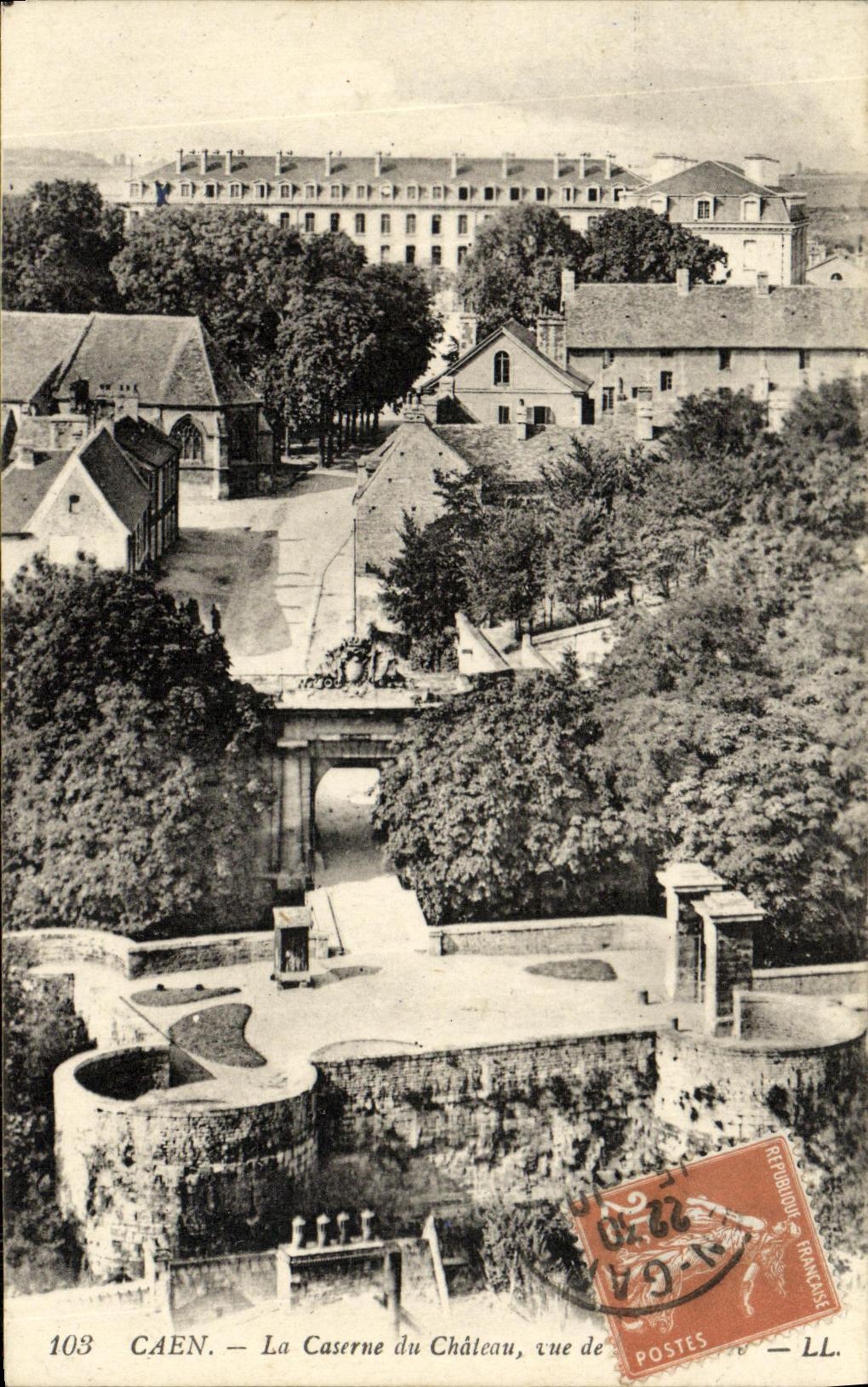 POSTAL Caen de la VENDIMIA los cuarteles del castillo visto de