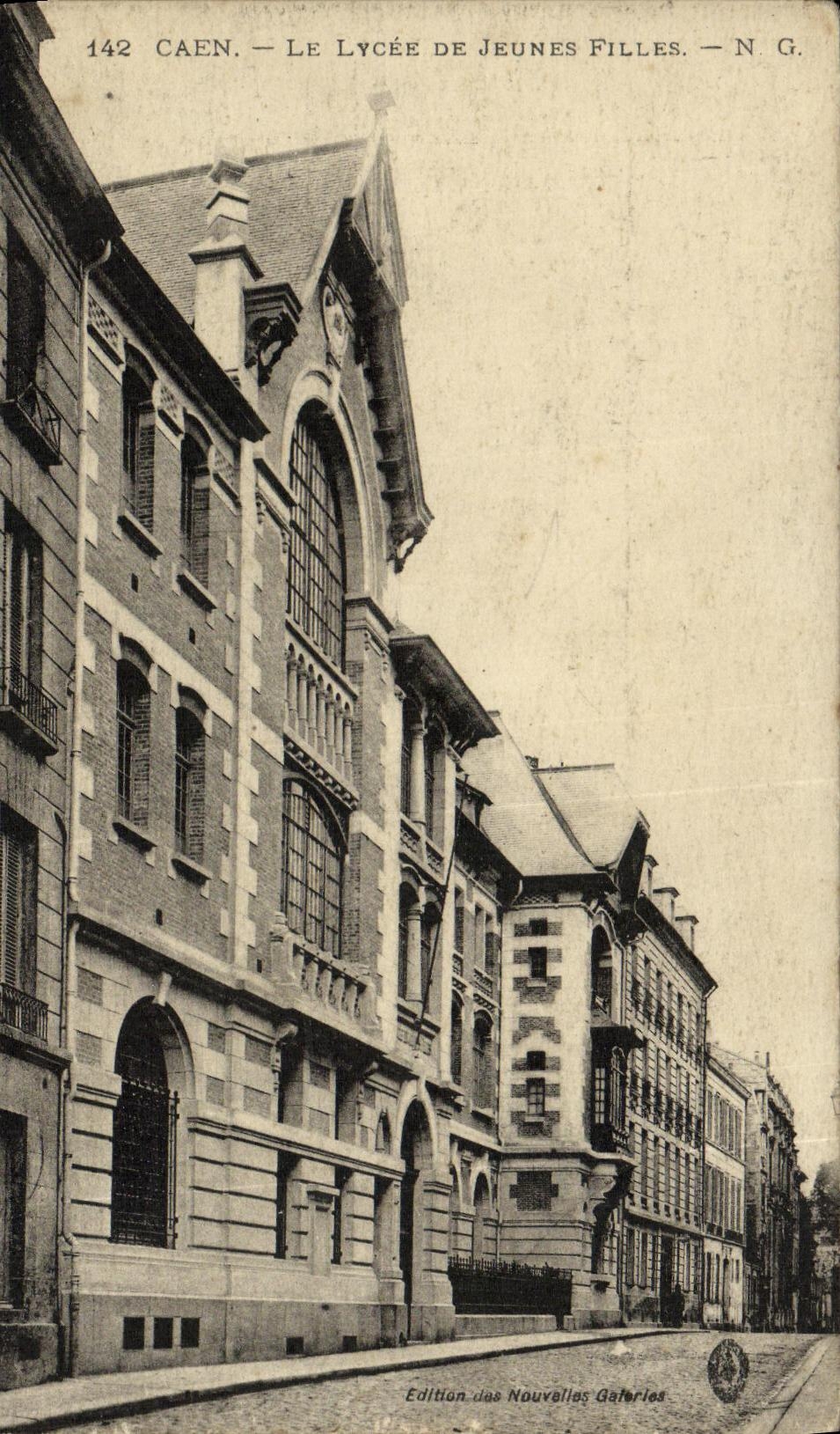 POSTAL Caen de la VENDIMIA la universidad de muchachas