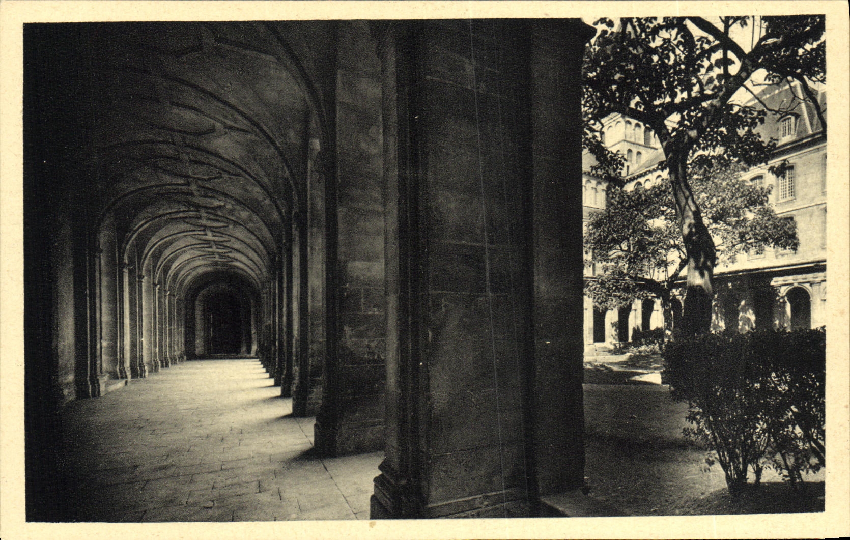 Universidad de Caen Malherbe de la POSTAL de la VENDIMIA el claustro