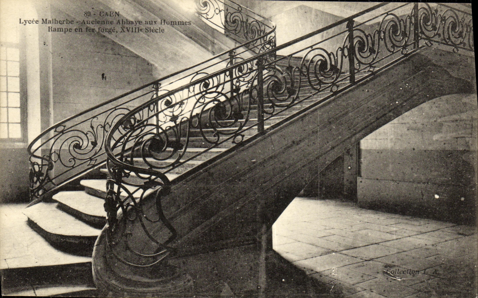 La abadia de Malherbe Ancienne del liceo de Caen de la POSTAL de la VENDIMIA con los hombres se arrastra del hierro labrado