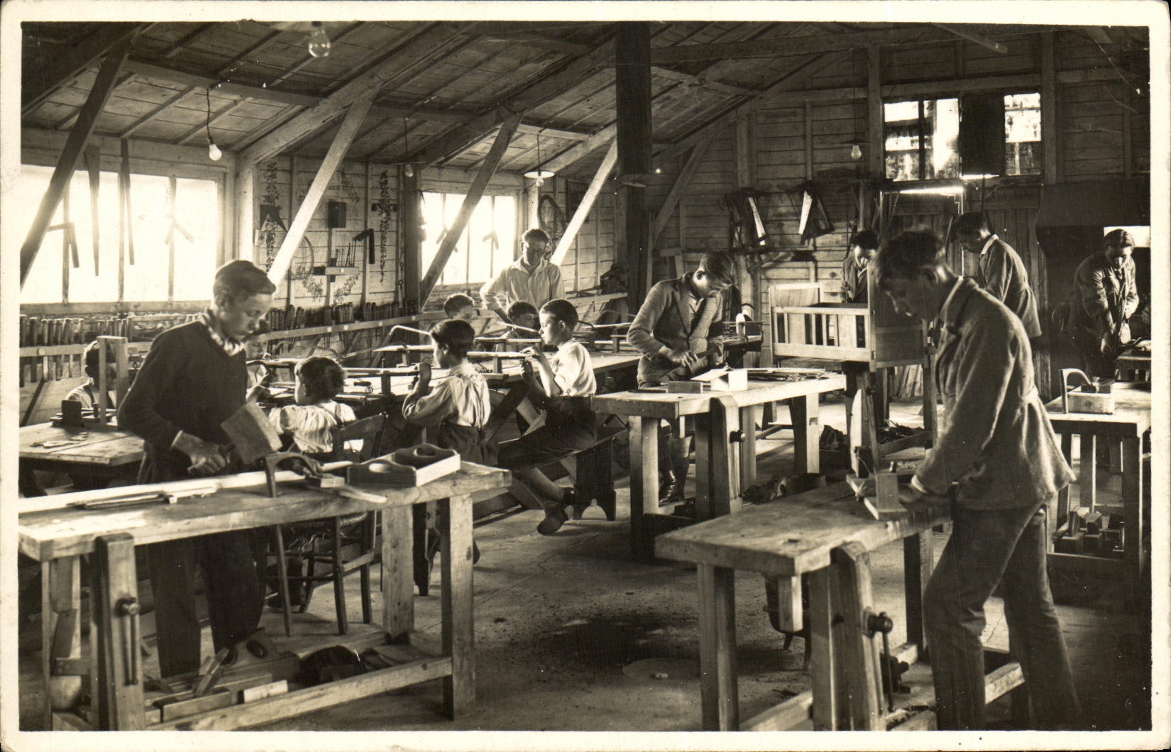 Postal photo ninos con el trabajo en un taller de Ebinisterie