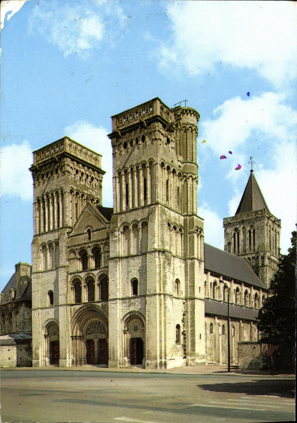 POSTAL MODERNA abadia de Caen con la iglesia de las senoras de la trinidad