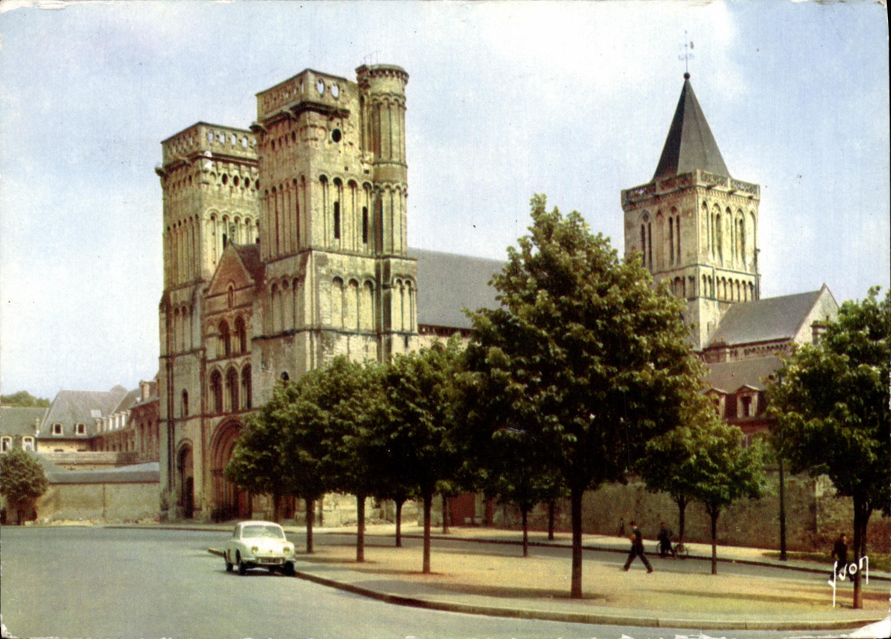 POSTAL MODERNA Caen L abadia con las senoras con la iglesia de la trinidad
