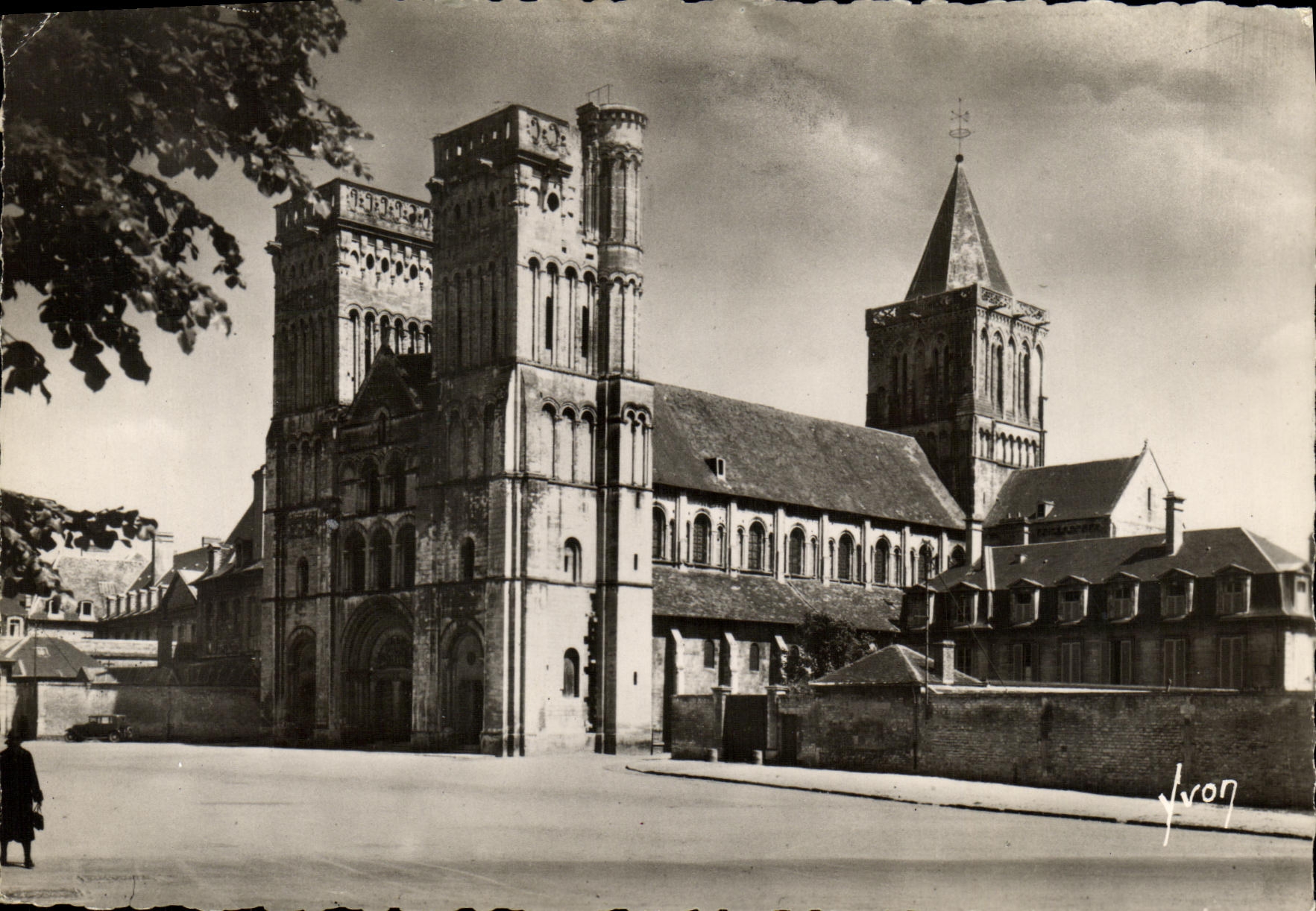 POSTAL MODERNA iglesia de Caen de la trinidad a la abadia con las senoras
