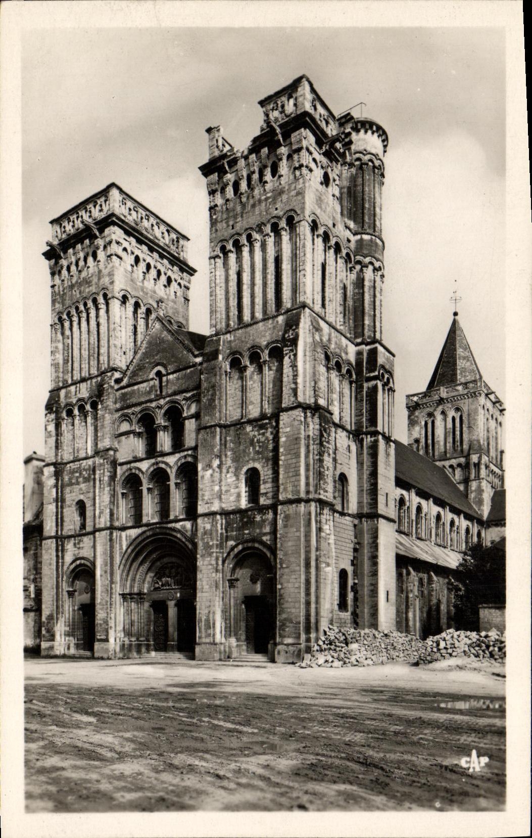 Ataque frontal de CPSM Caen de L abadia a las senoras