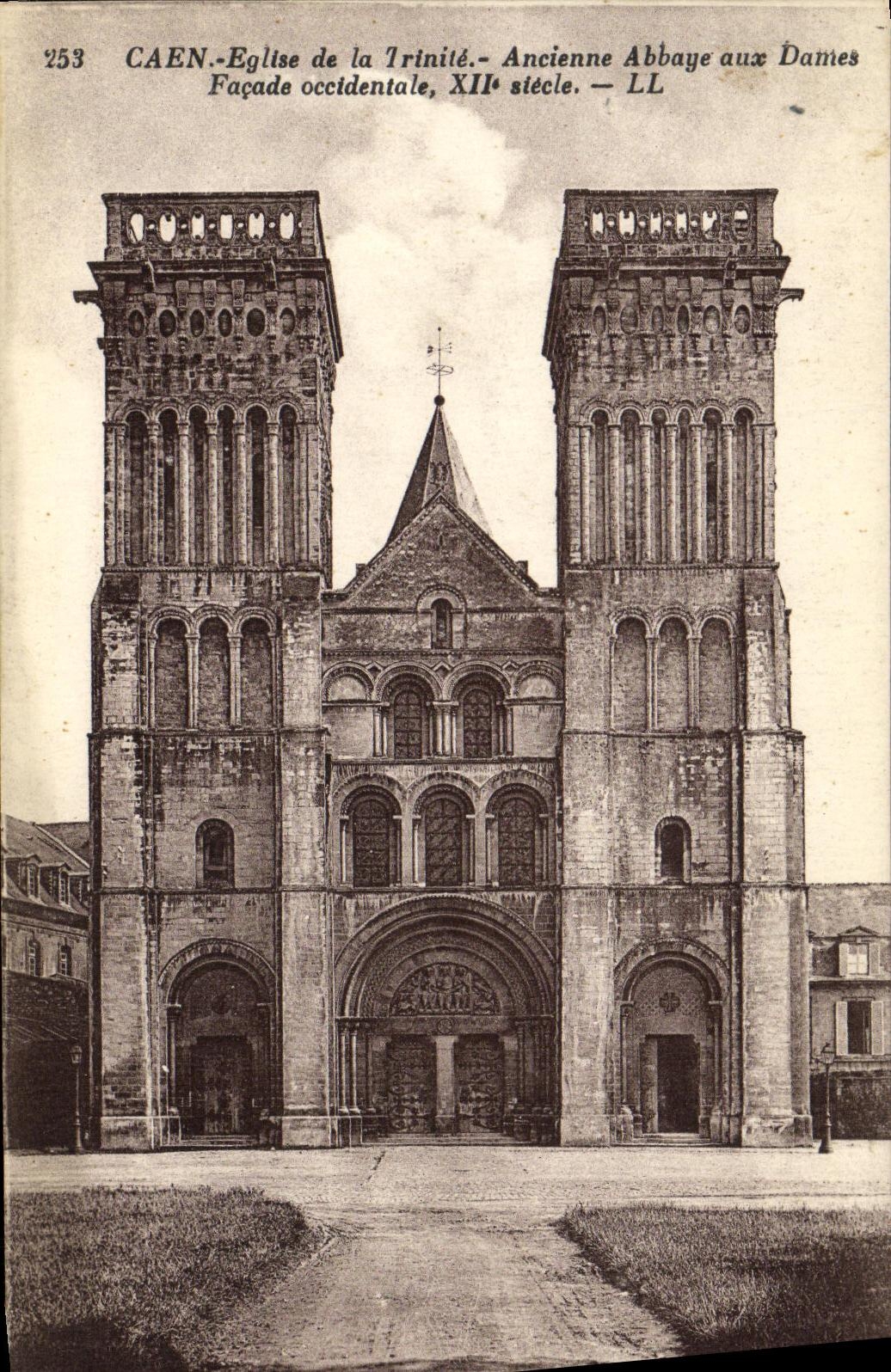 Iglesia de Caen de la POSTAL de la VENDIMIA de la abadia vieja de la trinidad al siglo occidental de Xll E del ataque frontal de las senoras