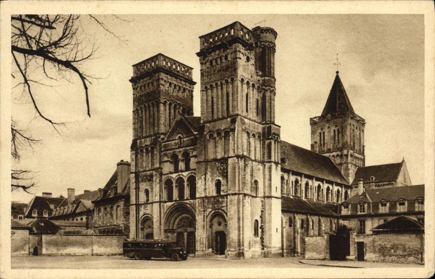 Abadia de Caen de la POSTAL de la VENDIMIA con las senoras o la trinidad