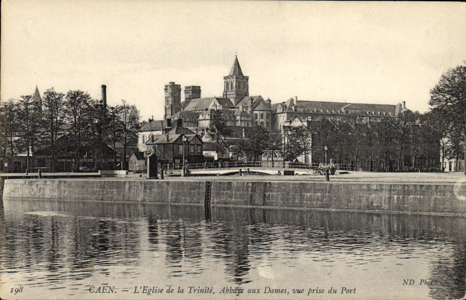 Iglesia de Caen de la POSTAL de la VENDIMIA de la abadia de la trinidad a las senoras vista del puerto