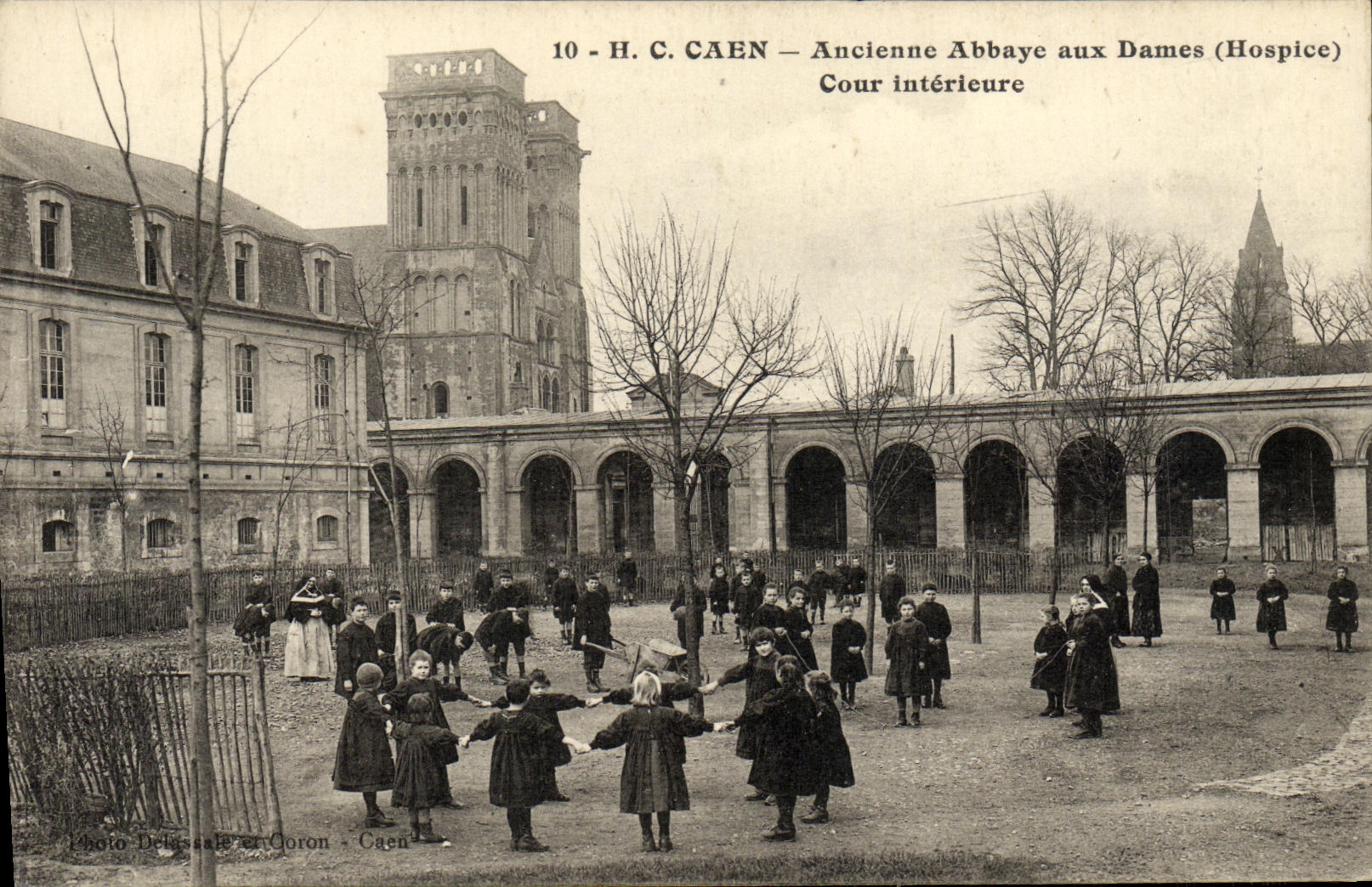 Abadia vieja de Caen de la POSTAL de la VENDIMIA con los ninos interiores de la corte de las senoras que hacen el redondo