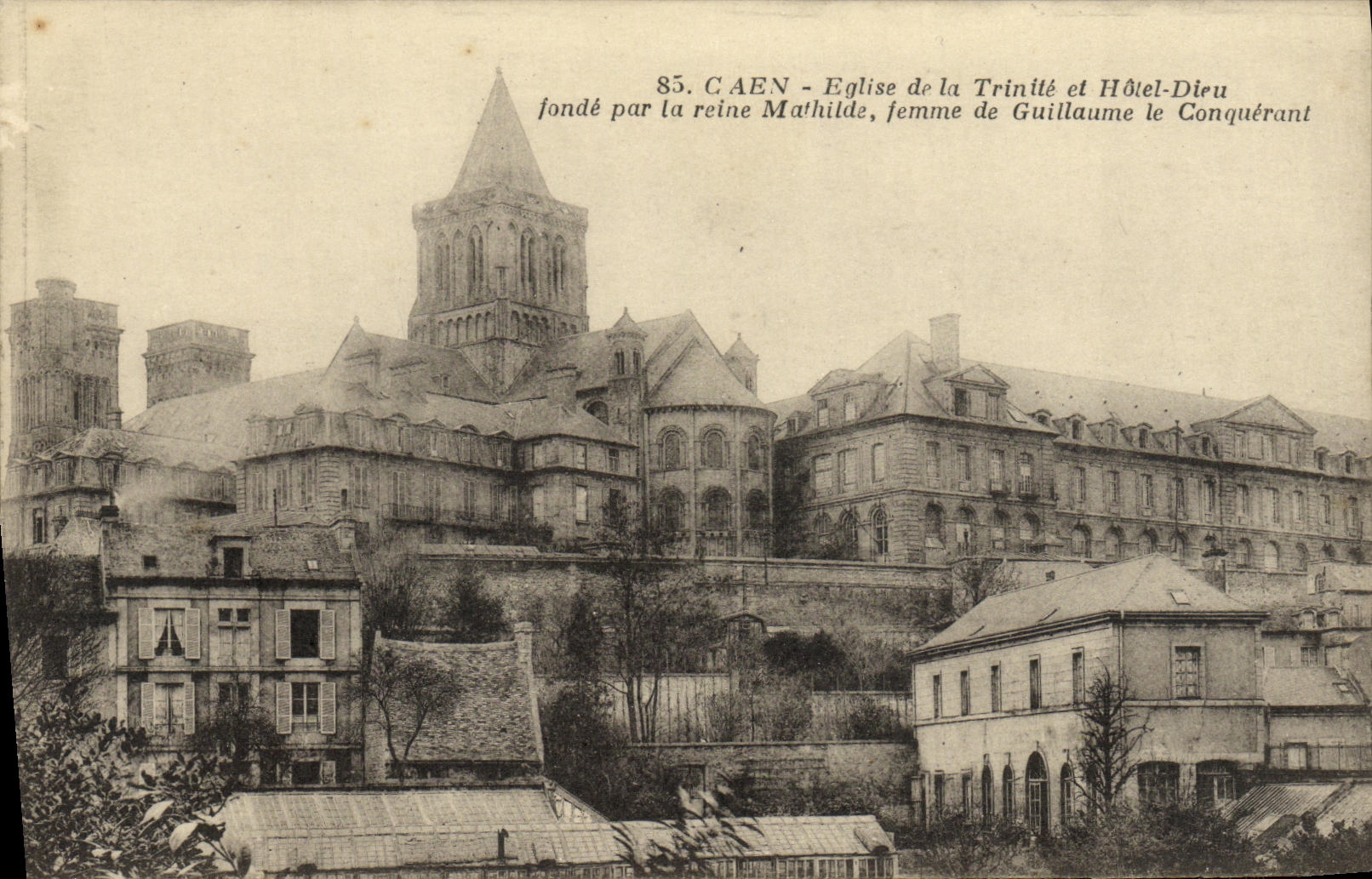 La iglesia de Caen de la POSTAL de la VENDIMIA de dios de la trinidad y del hotel funda por la reina de Matilde