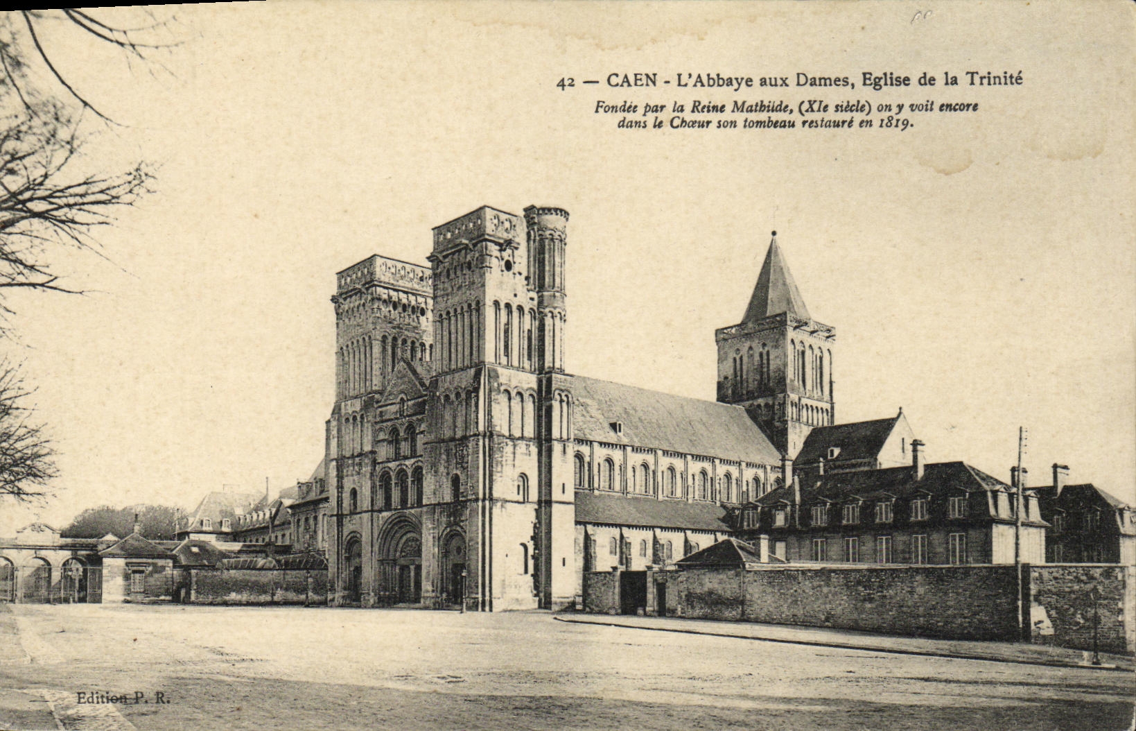 POSTAL Caen L abadia de la VENDIMIA con la iglesia de las senoras de la trinidad