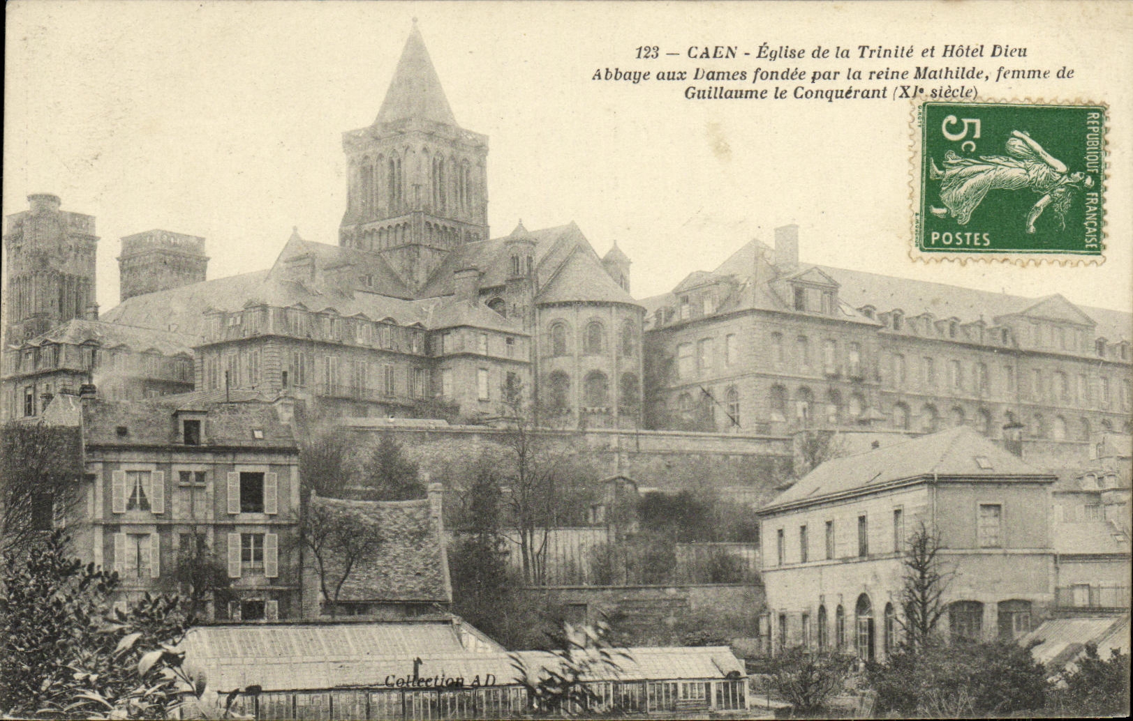 La iglesia de Caen de la POSTAL de la VENDIMIA de la abadia de dios de la trinidad y del hotel con las senoras se reclino por la reina de Matilde