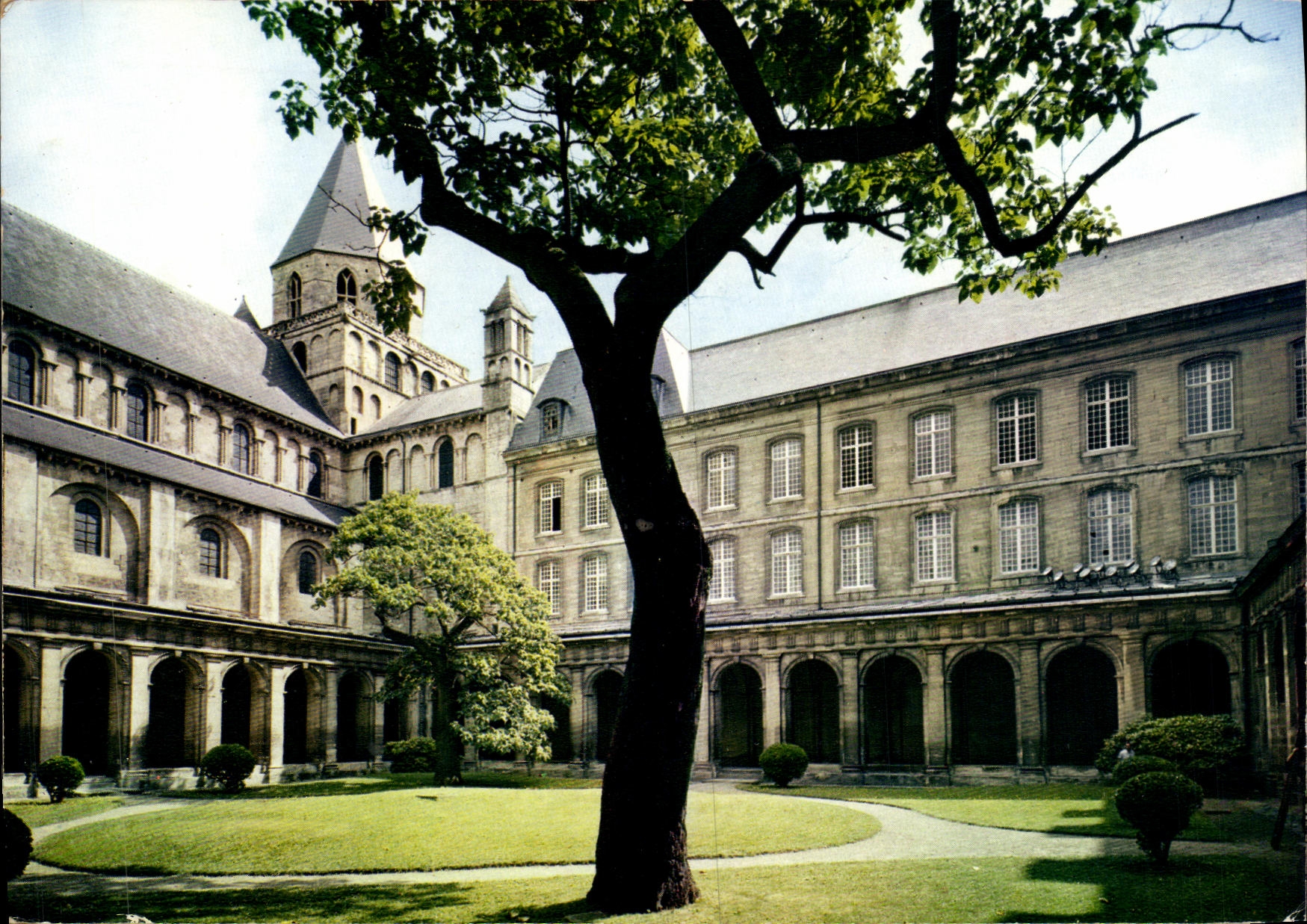 POSTAL MODERNA Caen L abadia con los hombres el claustro la linterna de la torre