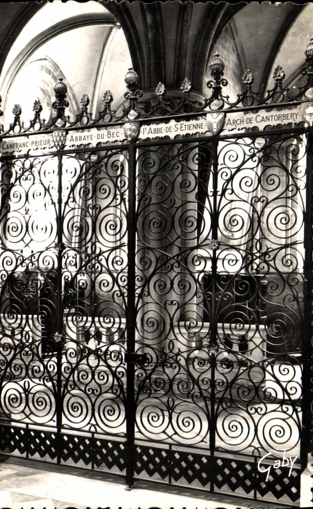 POSTAL MODERNA Caen Abbaye con los hombres asa fuera del hierro labrado