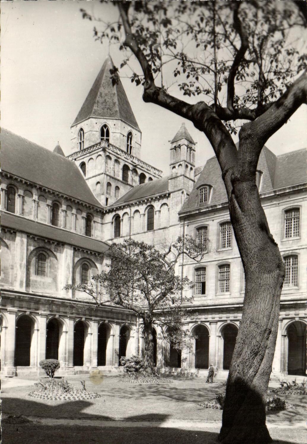 POSTAL MODERNA Caen la linterna de la torre y el claustro de la abadia a los hombres