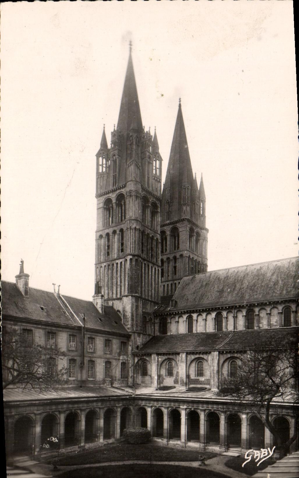 POSTAL MODERNA la iglesia Etienne de la abadia de Caen Saint viaja y las senales de las flechas del claustro de L abadia a los hombres