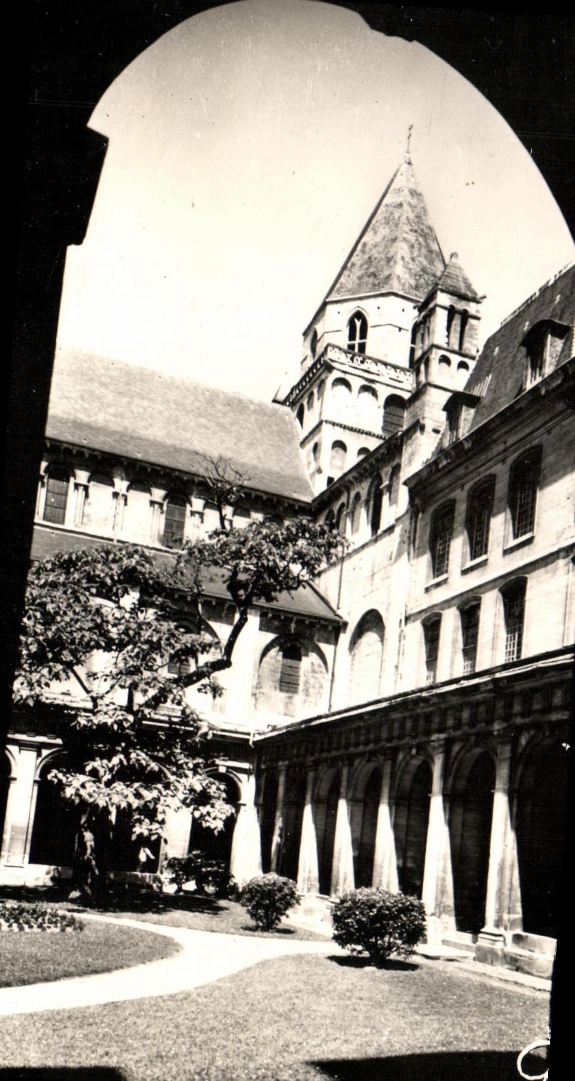 POSTAL MODERNA claustro de Caen de L abadia a los hombres
