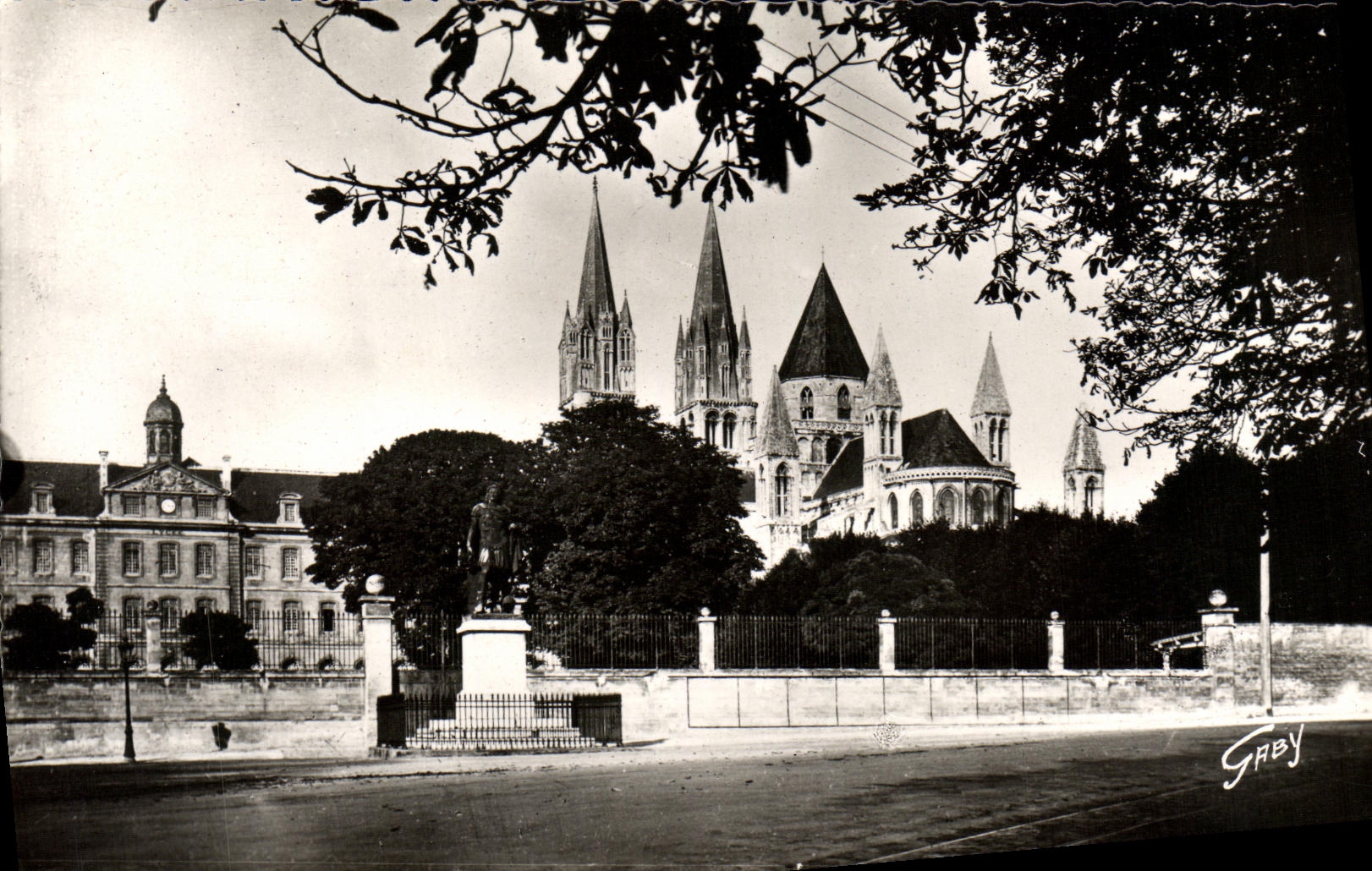 POSTAL MODERNA Apse de Saint E tienne de la iglesia de la abadia de Caen y D vista junto