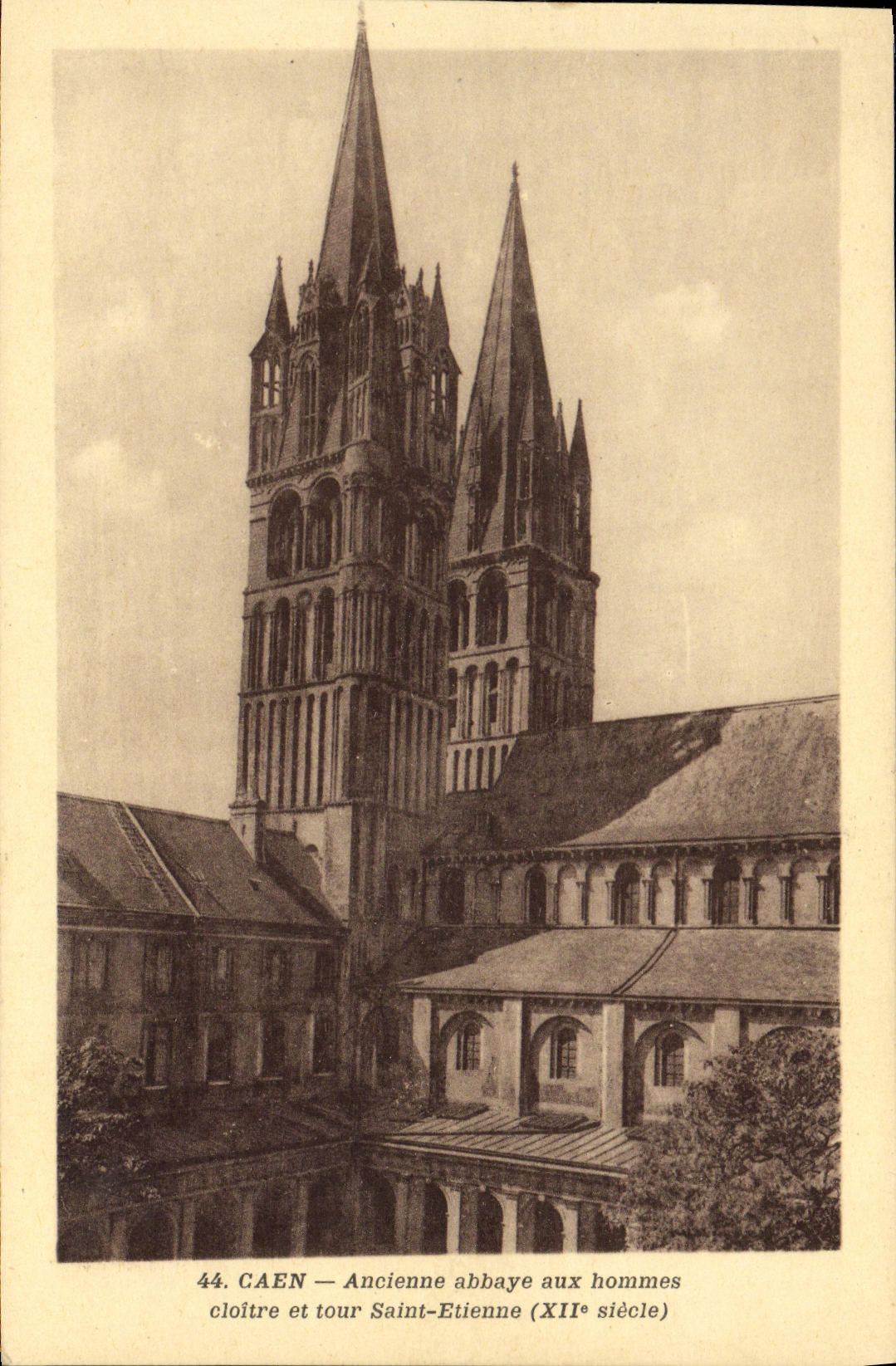 La abadia vieja de Caen de la POSTAL de la VENDIMIA con los hombres enclaustra y vuelta santa Etienne