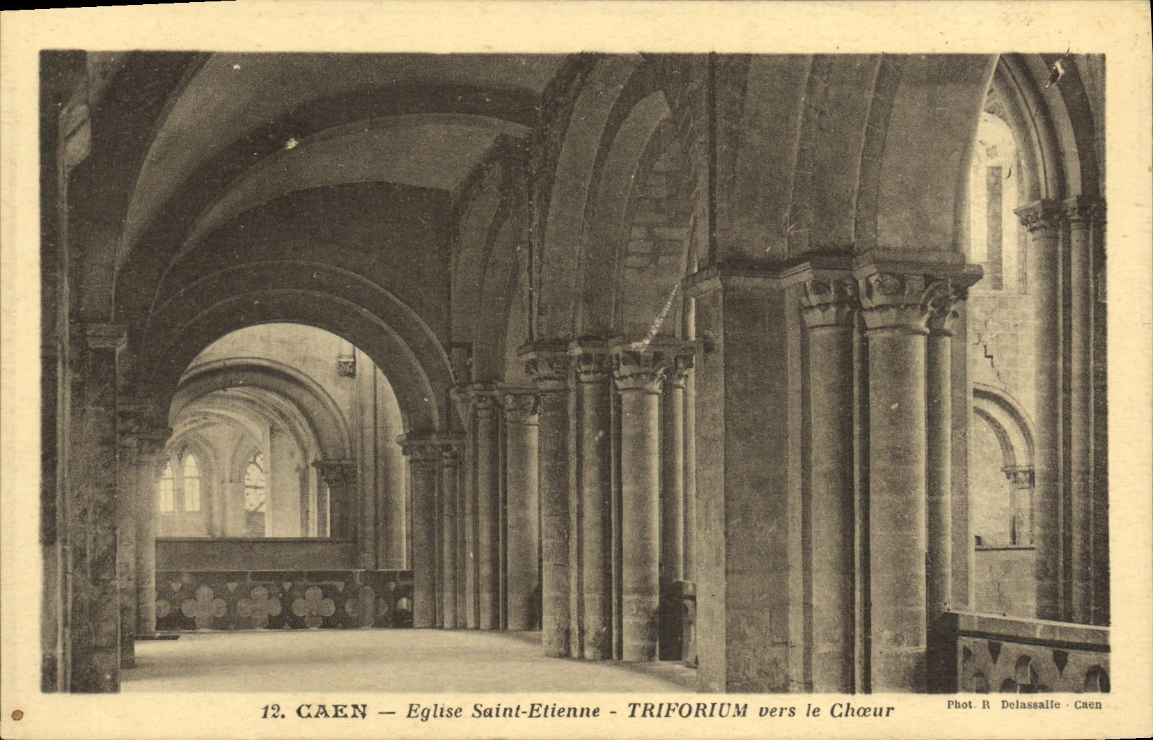 Iglesia Saint E tienne Triforium de Caen de la POSTAL de la VENDIMIA hacia el estribillo