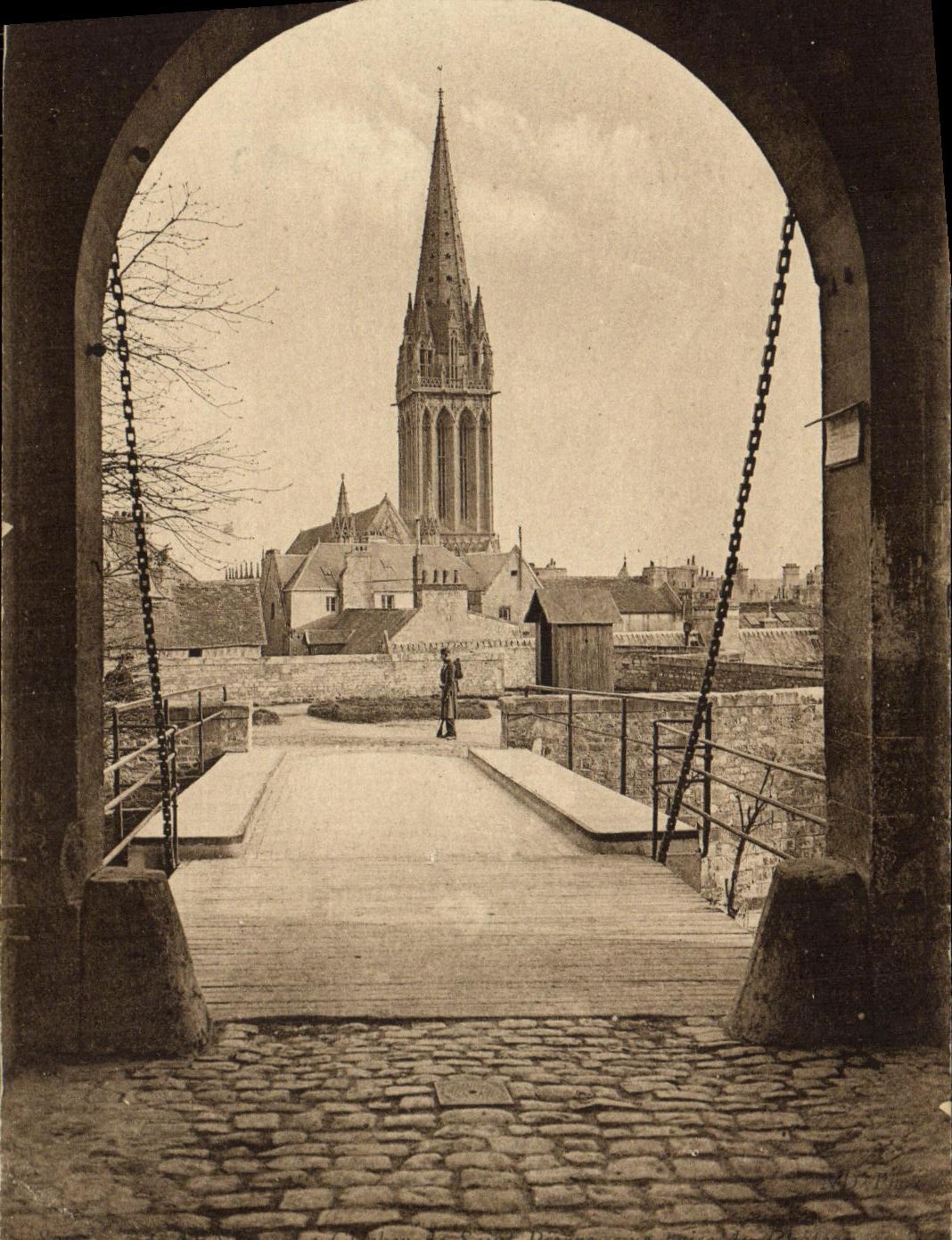 Campana torre de la iglesia de Caen de la POSTAL de la VENDIMIA del Saint Pierre