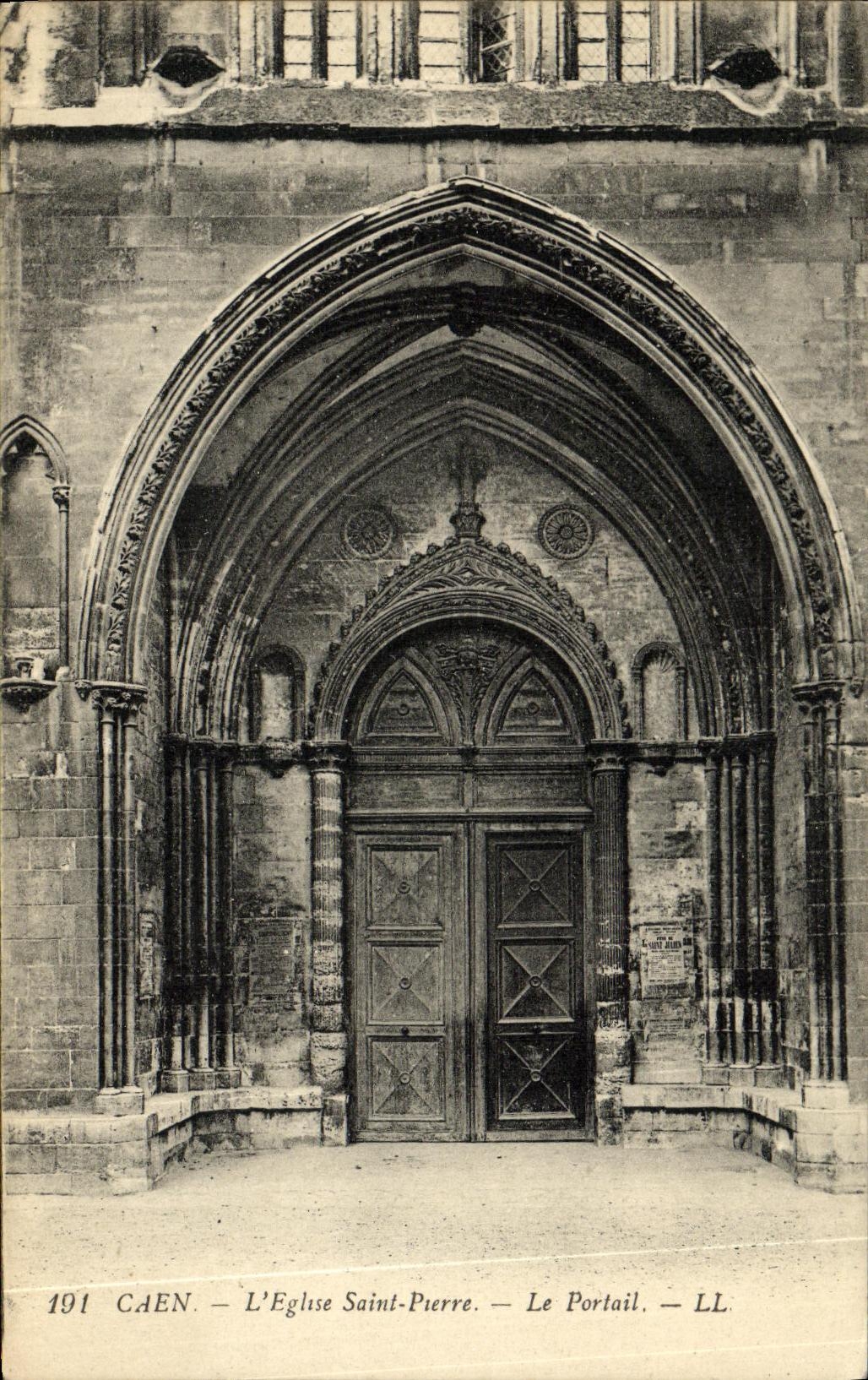 Saint Pierre de la iglesia de Caen de la POSTAL de la VENDIMIA la puerta