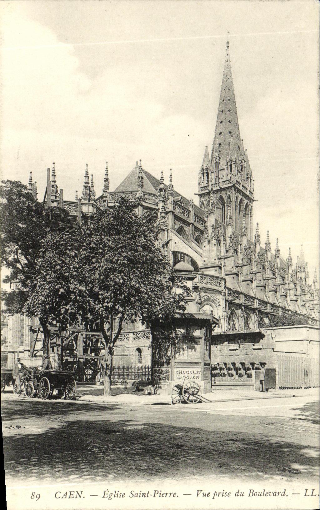 Saint Pierre L Apse de la iglesia de Caen de la POSTAL de la VENDIMIA vista del bulevar