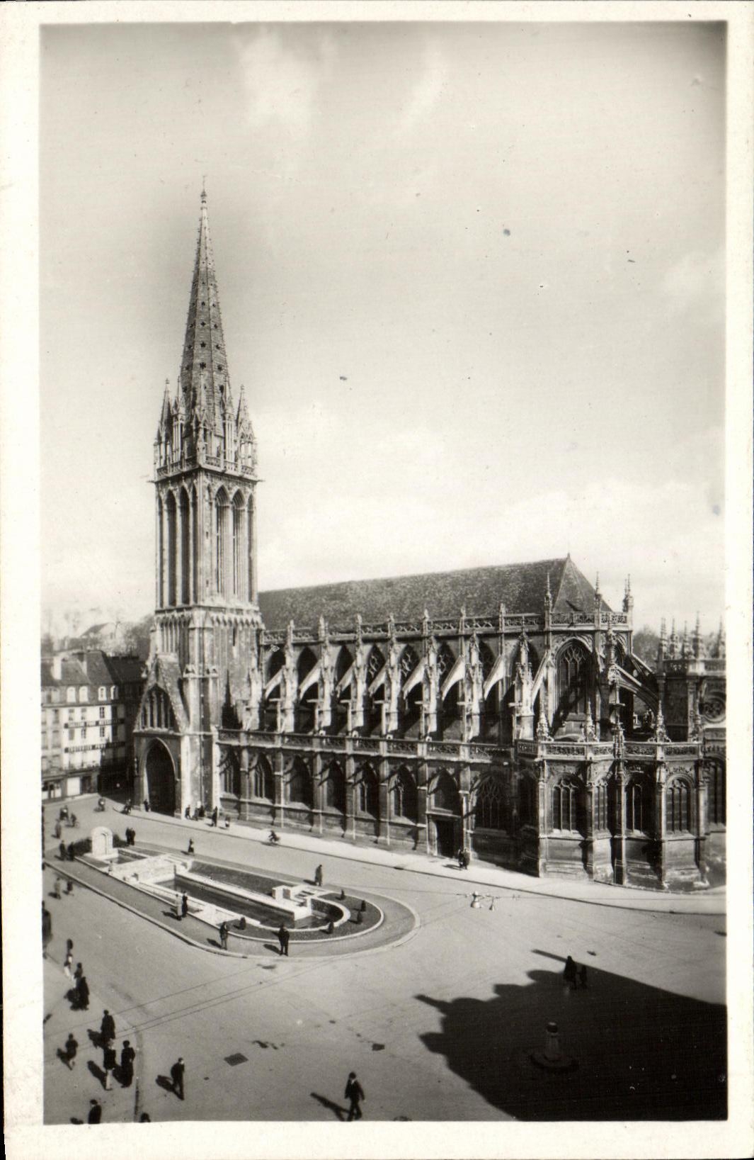 St Pedro y el Saint Pierre de la iglesia de Caen de la POSTAL de la VENDIMIA del lugar