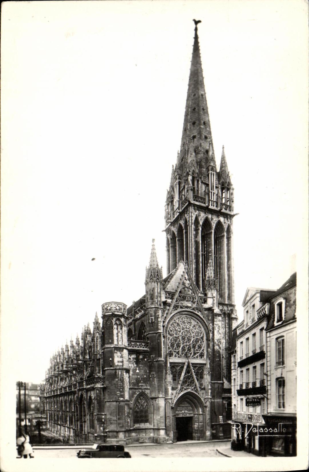 Flecha del St Pedro de la iglesia de Caen de la POSTAL de la VENDIMIA destruida en 1944