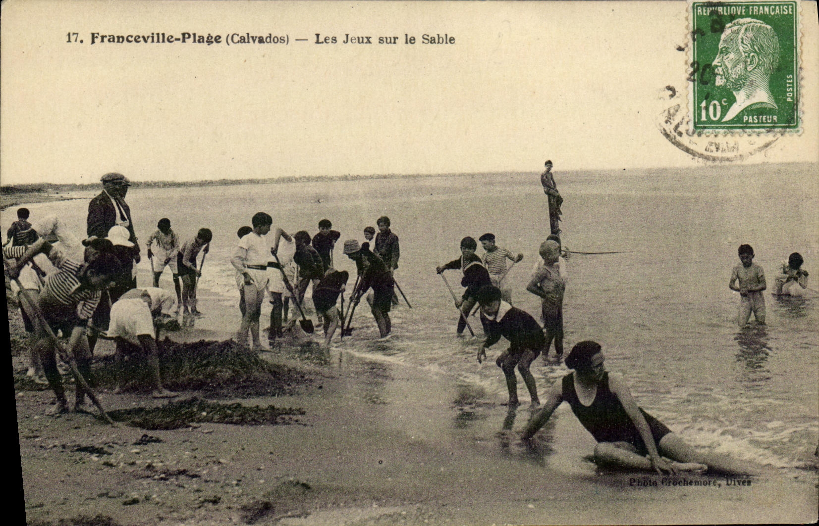 VINTAGE POSTCARD Franceville Beach Plays on Sand Children
