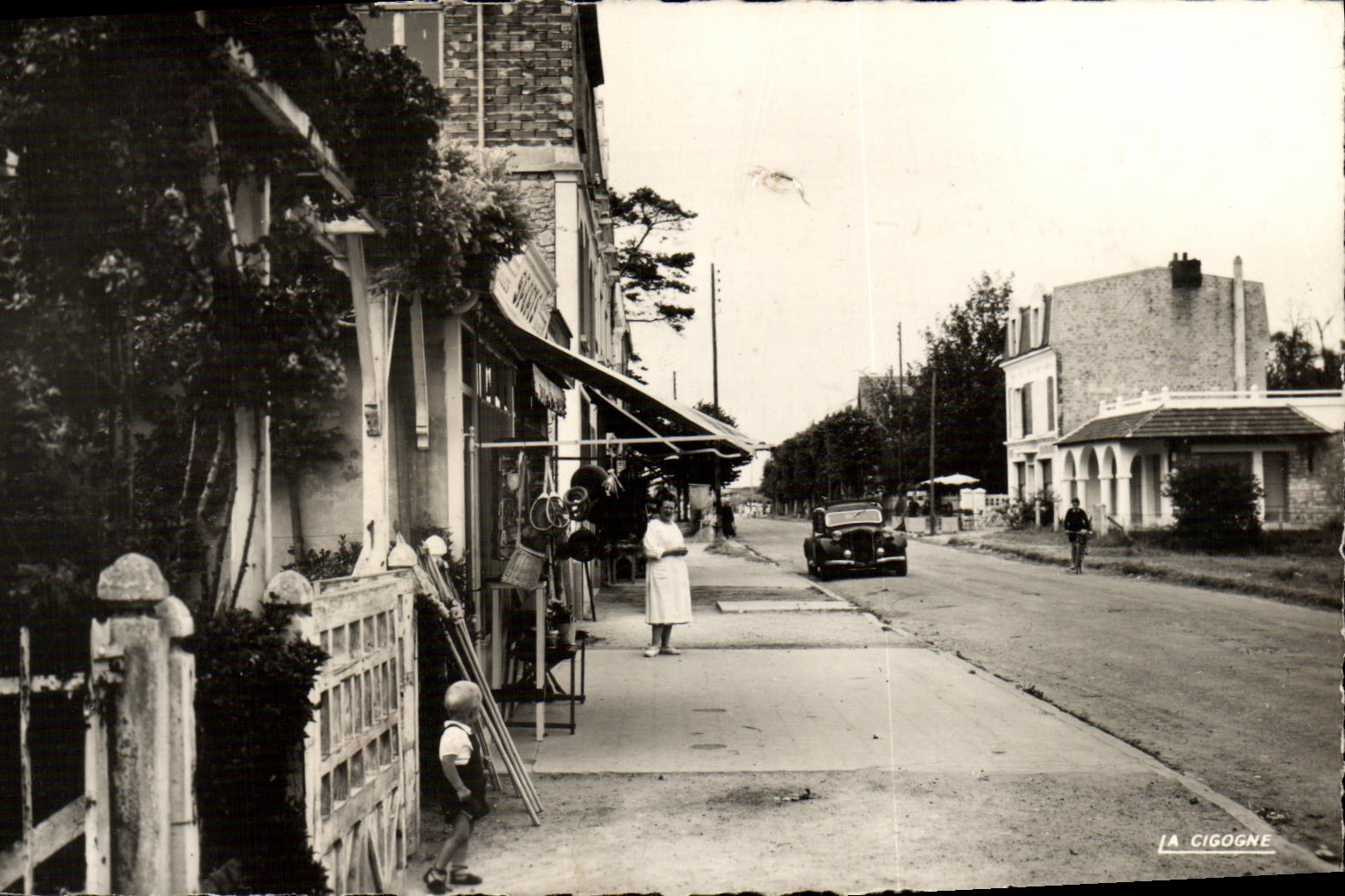 MODERN CARD Franceville L Avenue of Shares