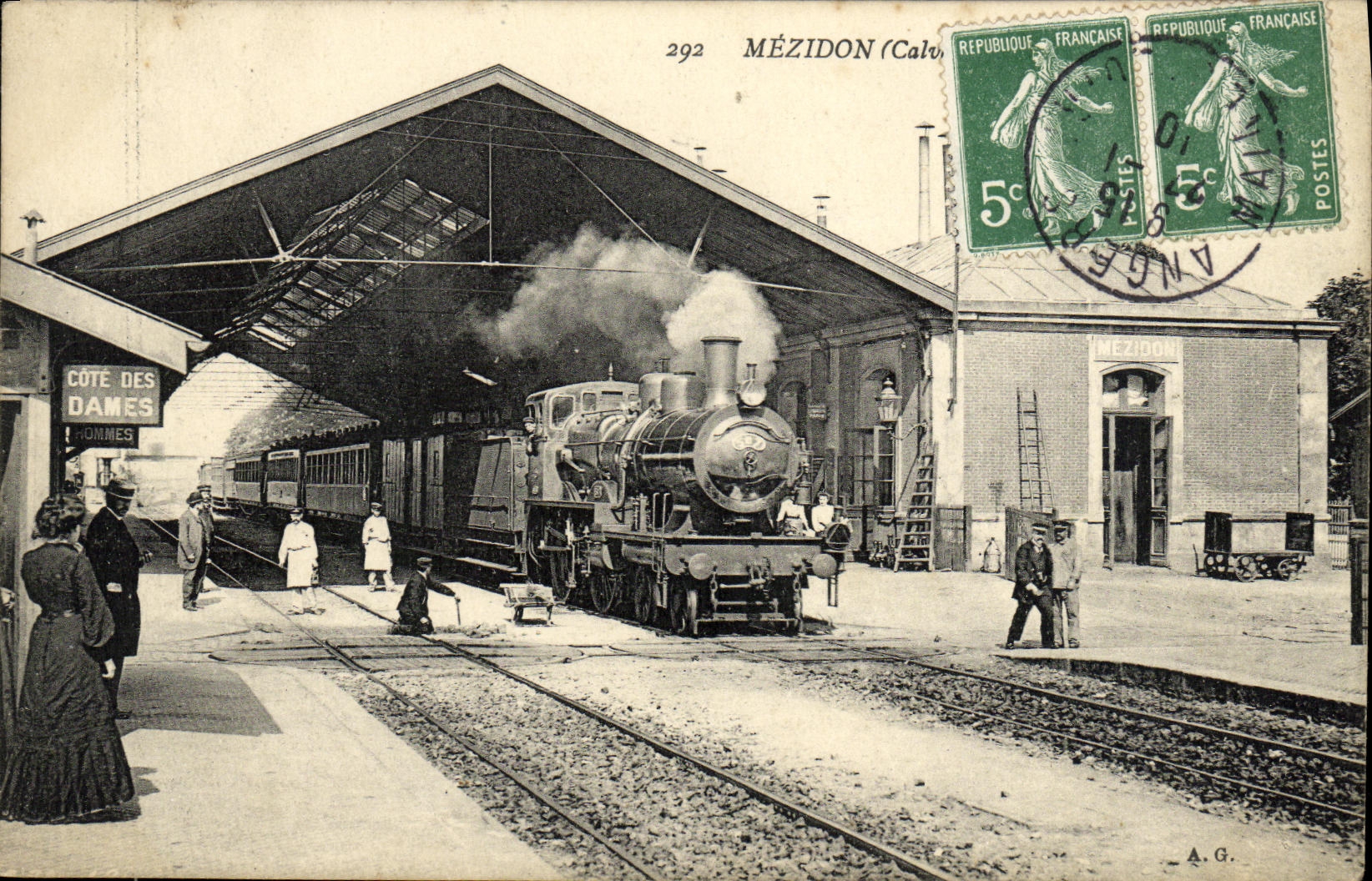 VINTAGE POSTCARD Mezidon Train station Train TOP