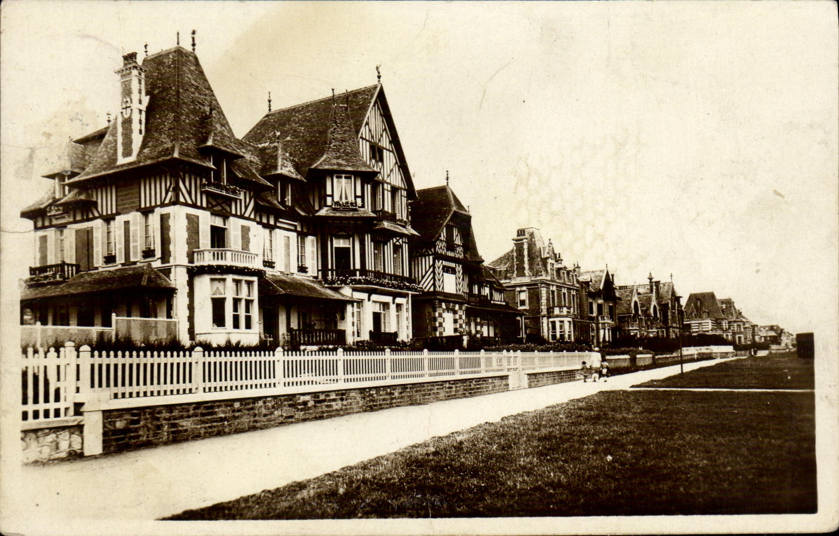 VINTAGE POSTCARD Hermanville the Walk