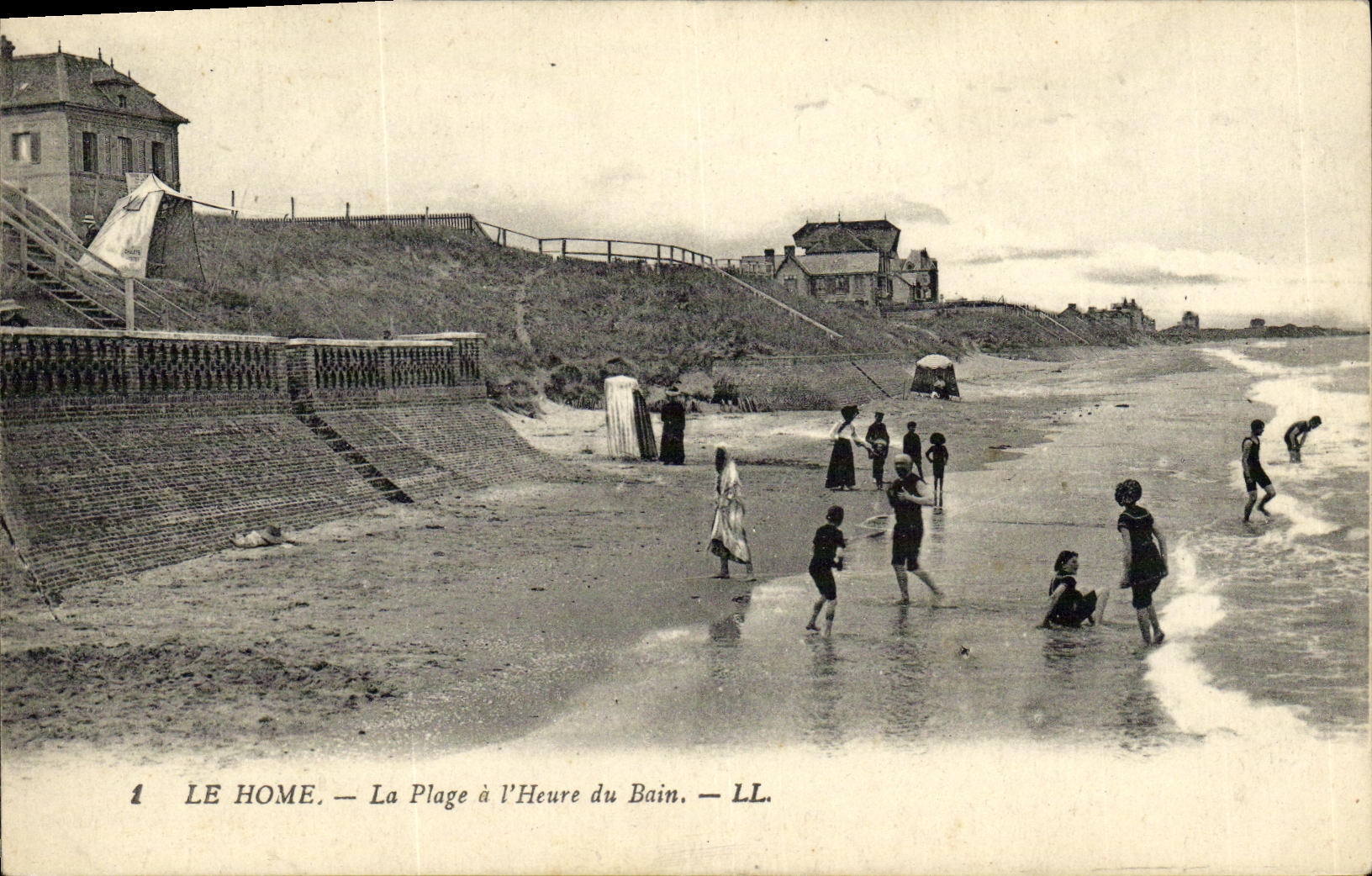 VINTAGE POSTCARD the Home the Beach has L Heure of the Bath